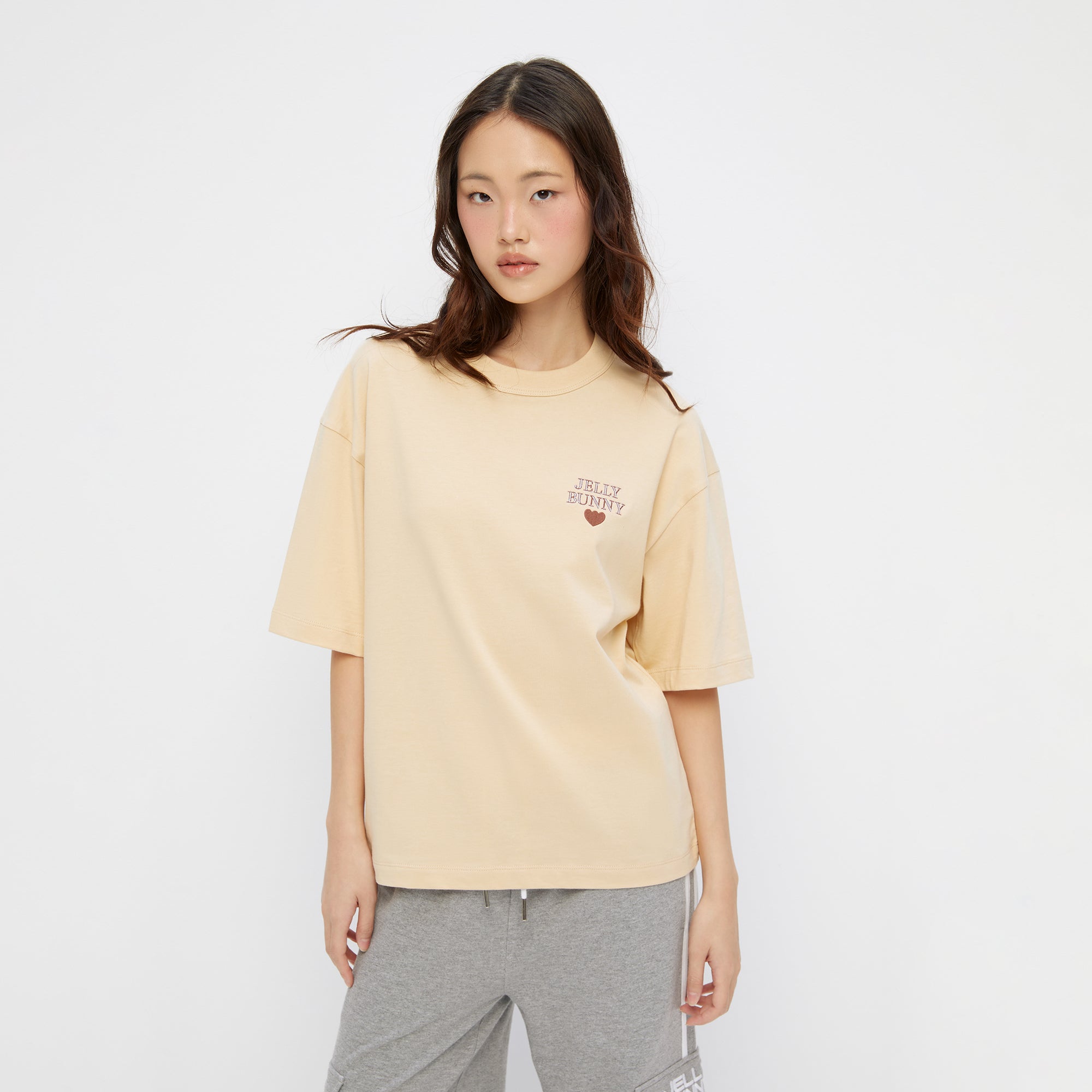 เสื้อยืดแขนสั้นปักโลโก้ Beige
