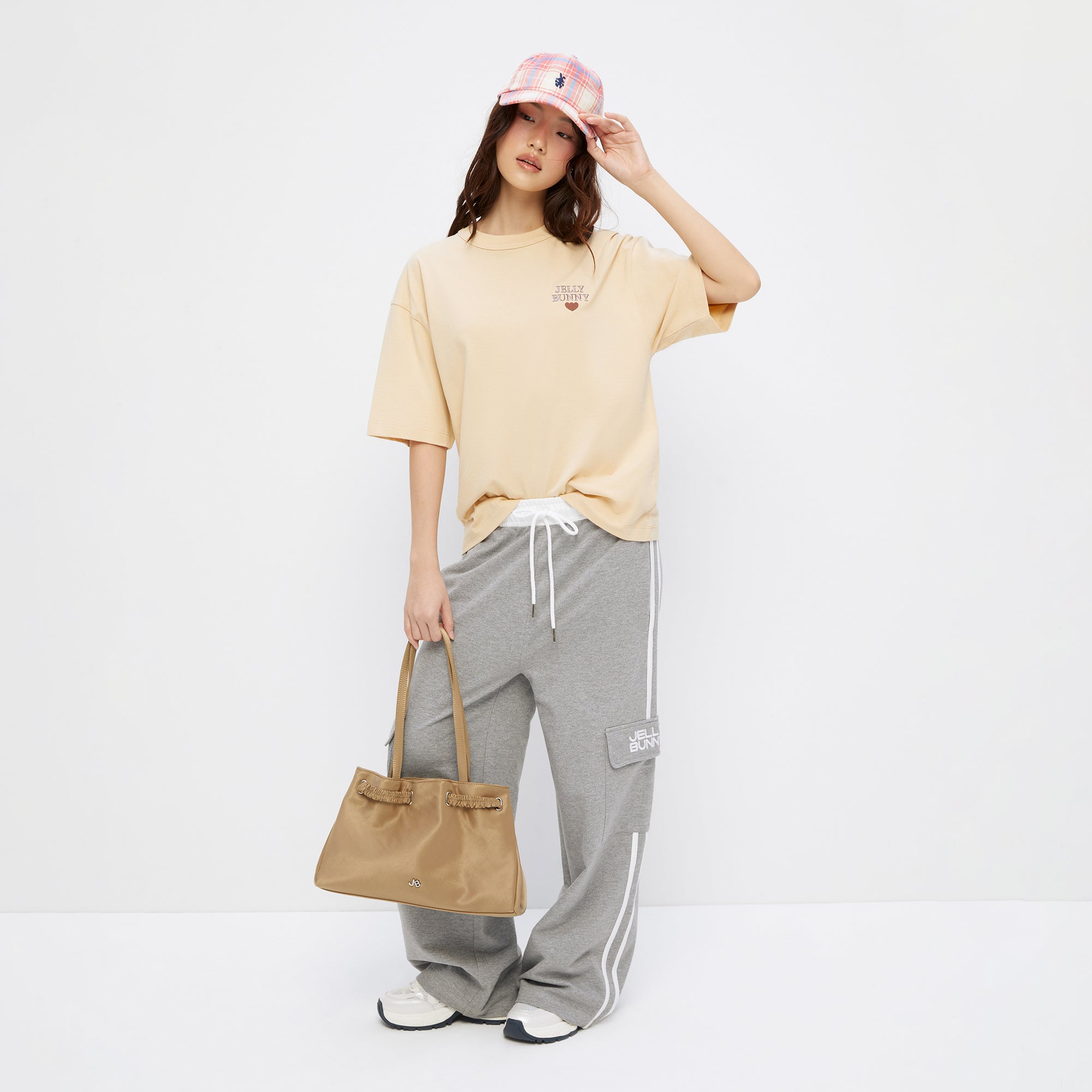 เสื้อยืดแขนสั้นปักโลโก้ Beige