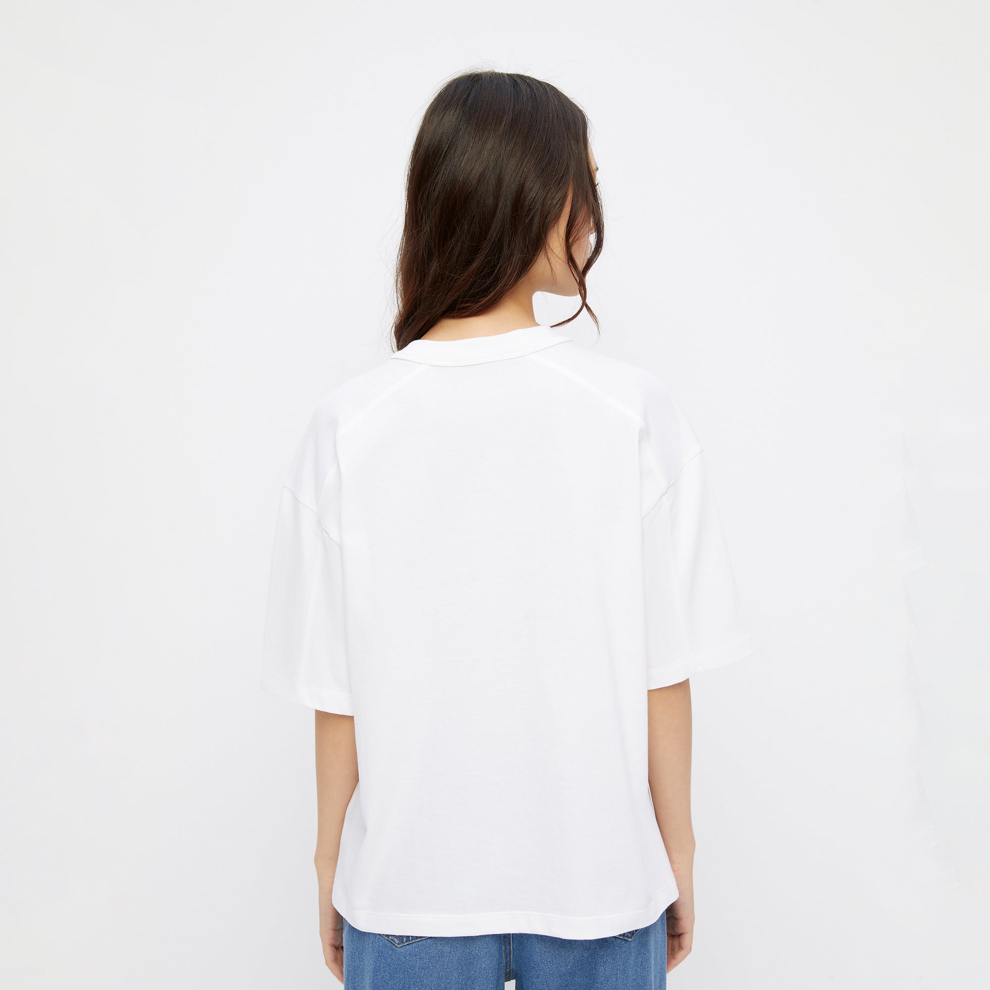 เสื้อยืดแขนสั้นปักโลโก้ White