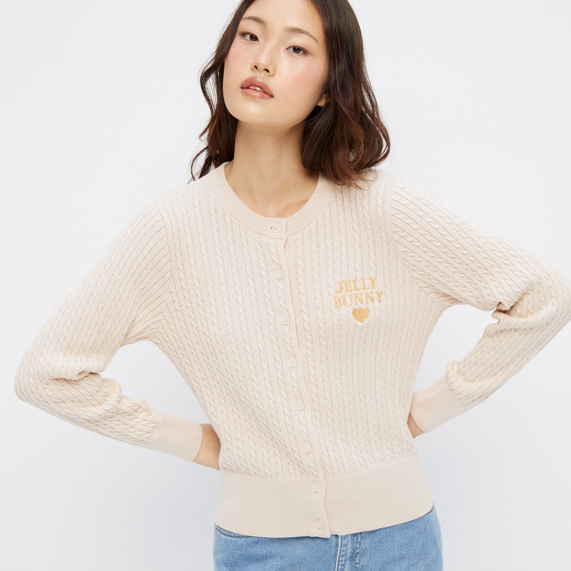 เสื้อคาร์ดิแกนแขนยาวปักโลโก้ Beige