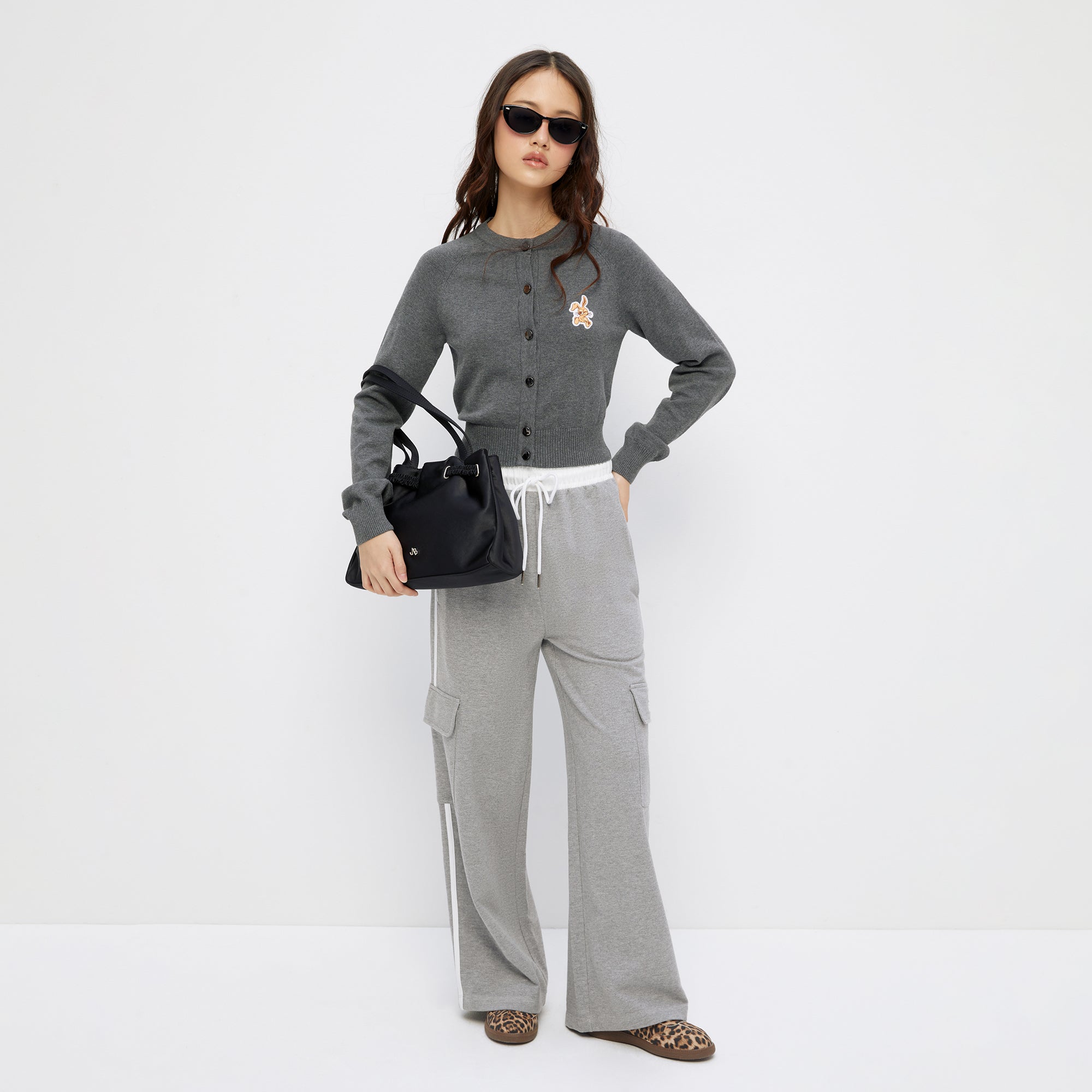 เสื้อยืดแขนสั้นปักลาย Jerme Grey