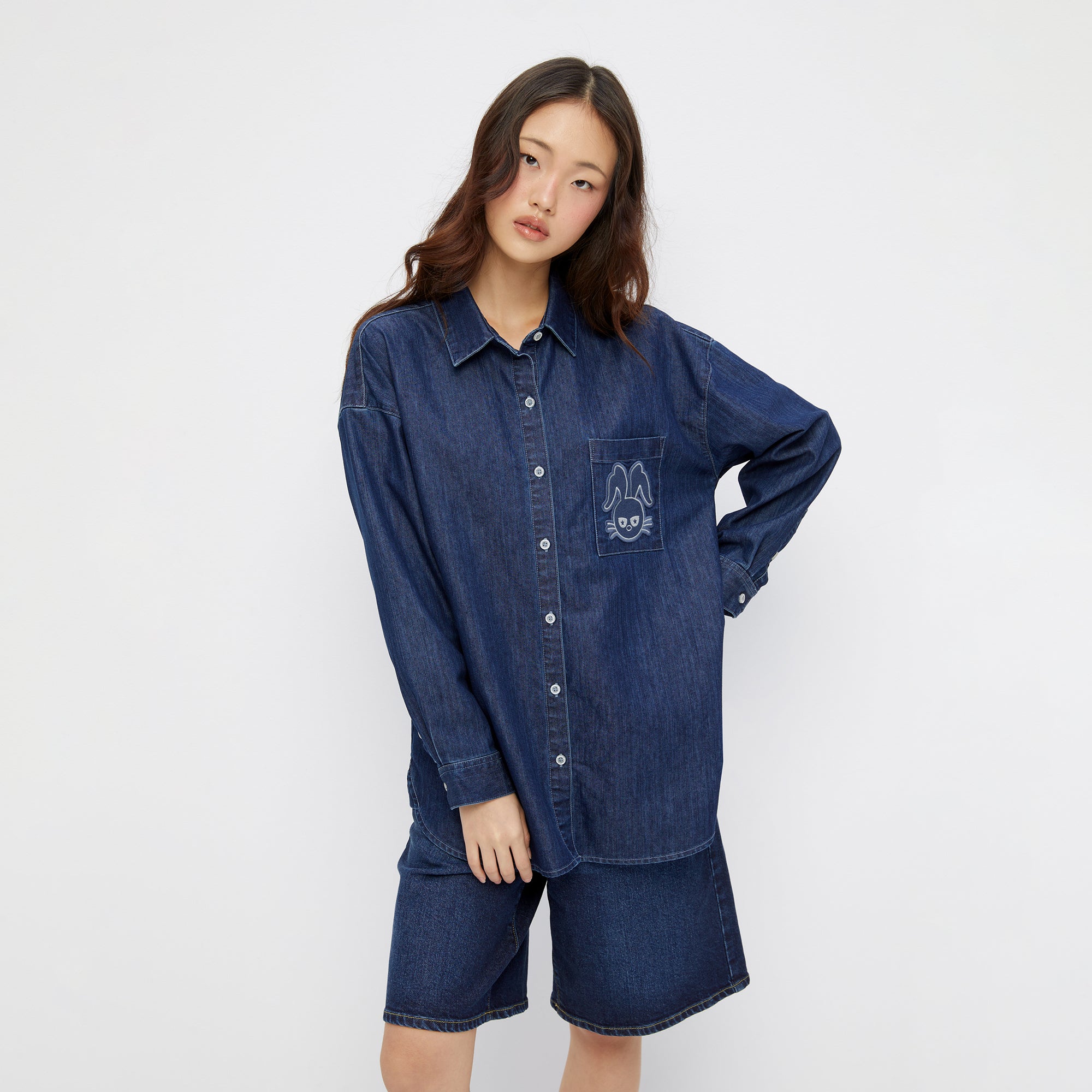 เสื้อเชิ้ตเดนิมแขนยาวปักโลโก้ Blue