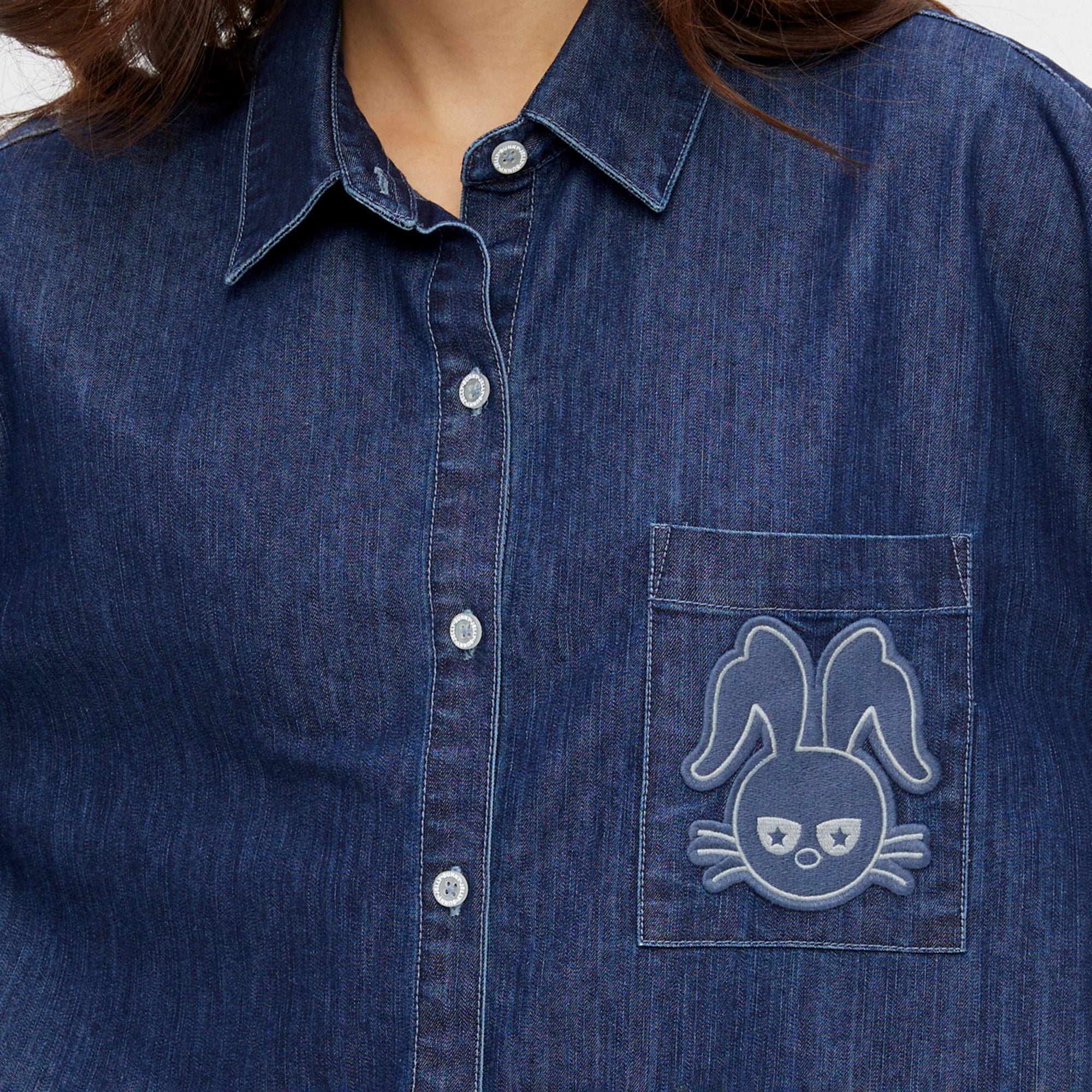 เสื้อเชิ้ตเดนิมแขนยาวปักโลโก้ Blue