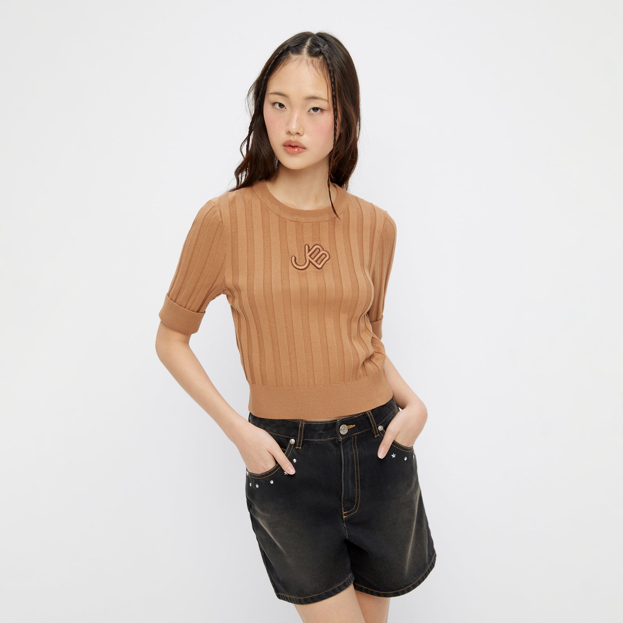 เสื้อนิตแขนสั้นปักโลโก้ Brown
