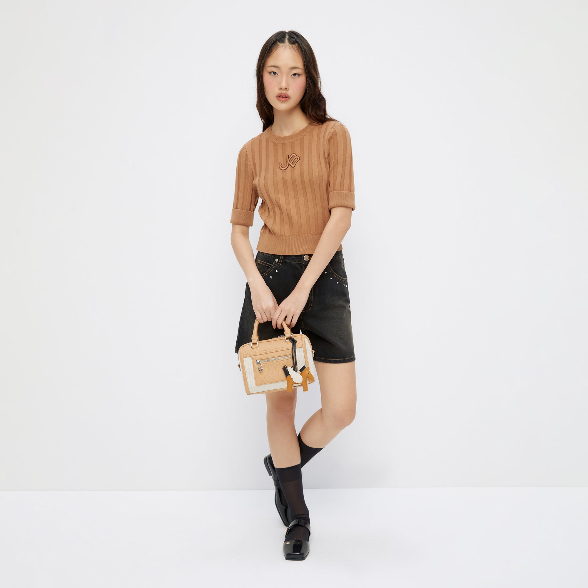 เสื้อนิตแขนสั้นปักโลโก้ Brown