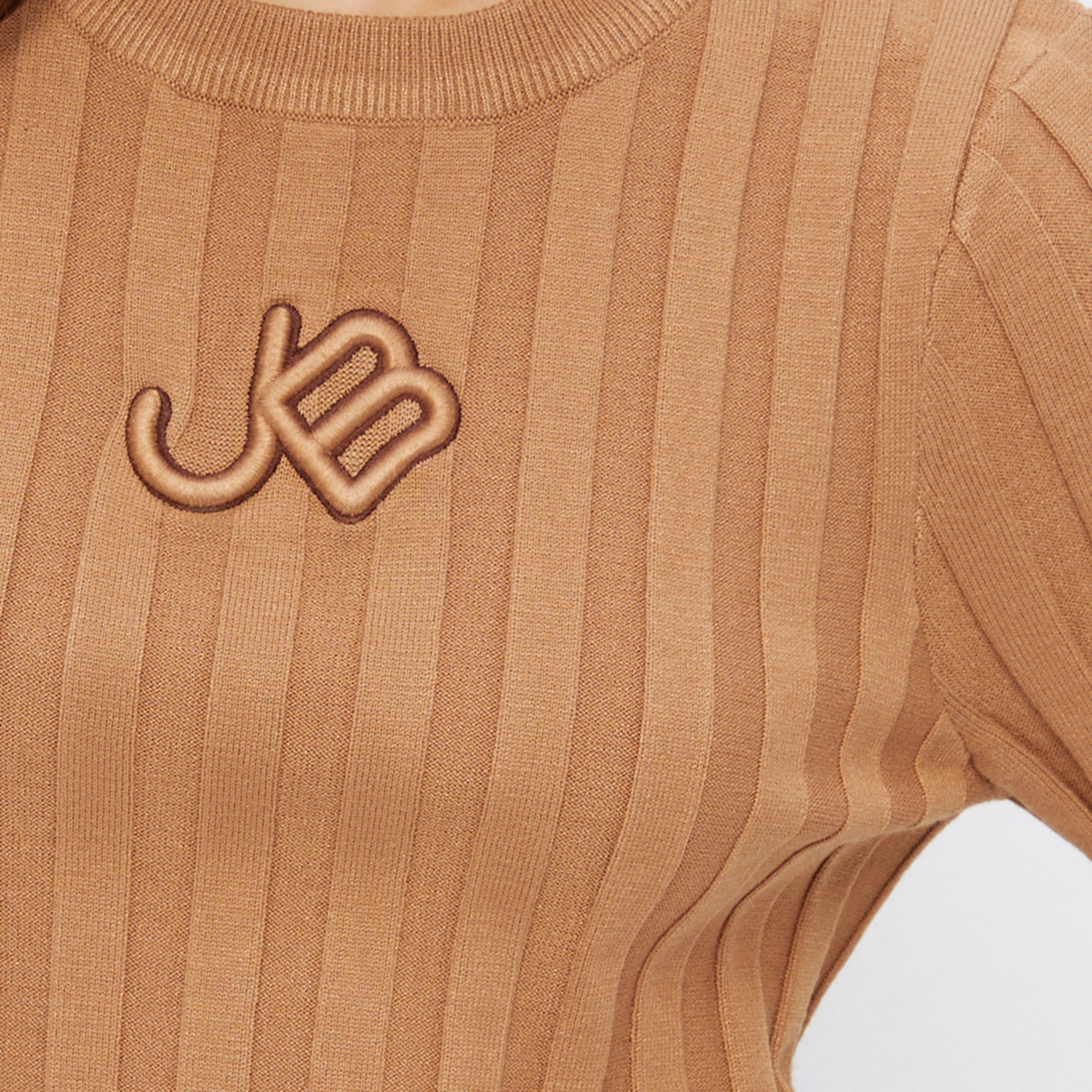 เสื้อนิตแขนสั้นปักโลโก้ Brown