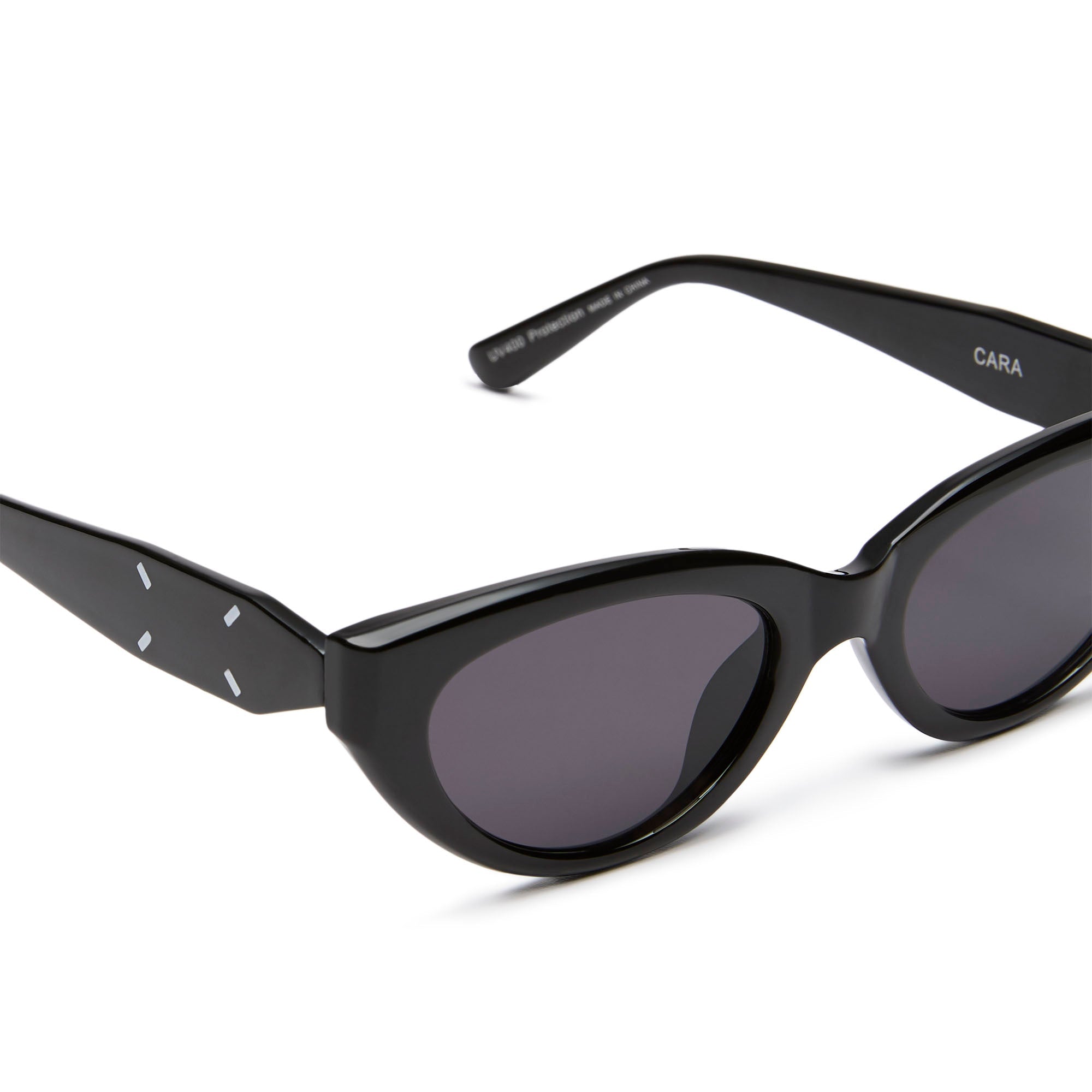 แว่นกันแดด Cara Black