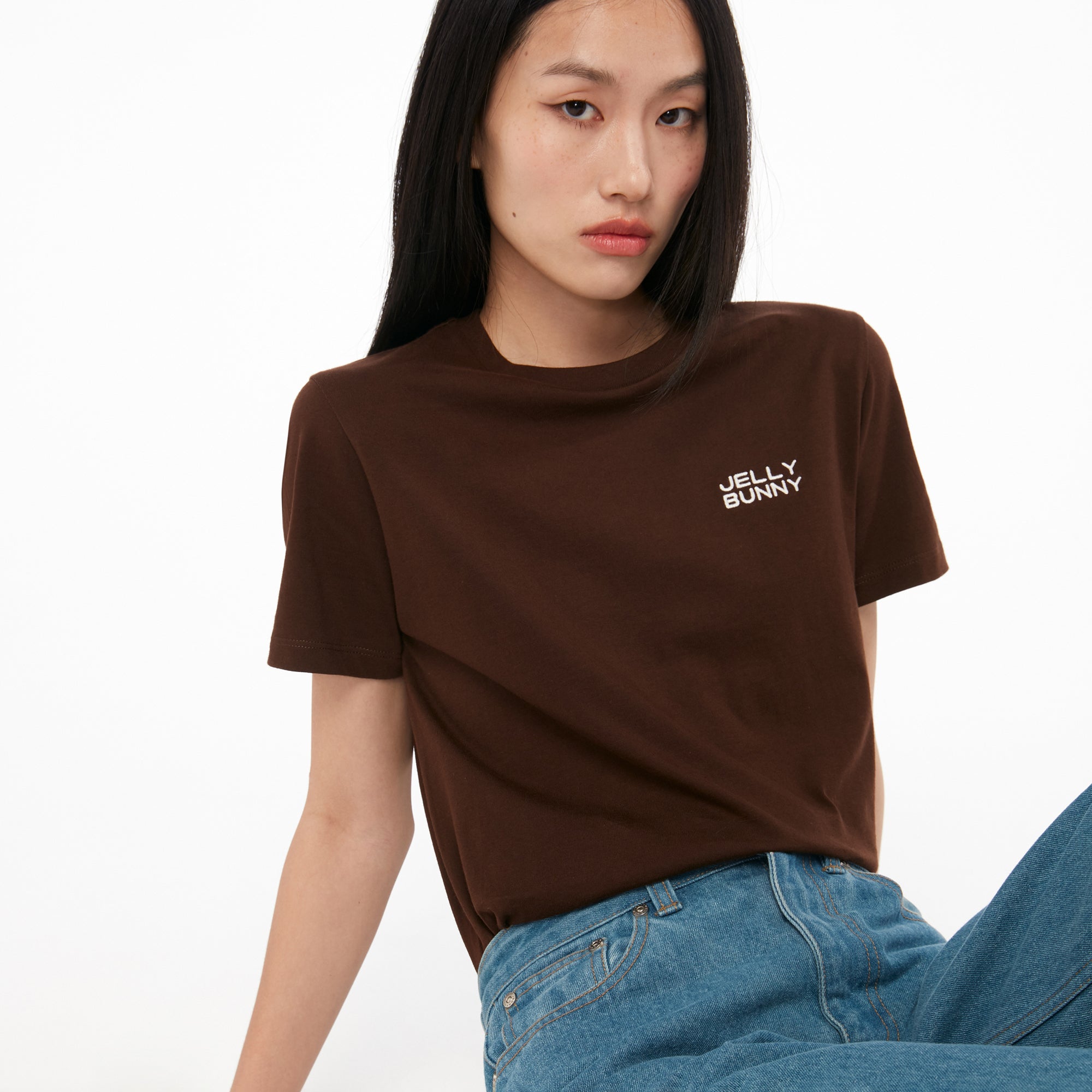 เสื้อยืดแขนสั้นปักโลโก้ Brown