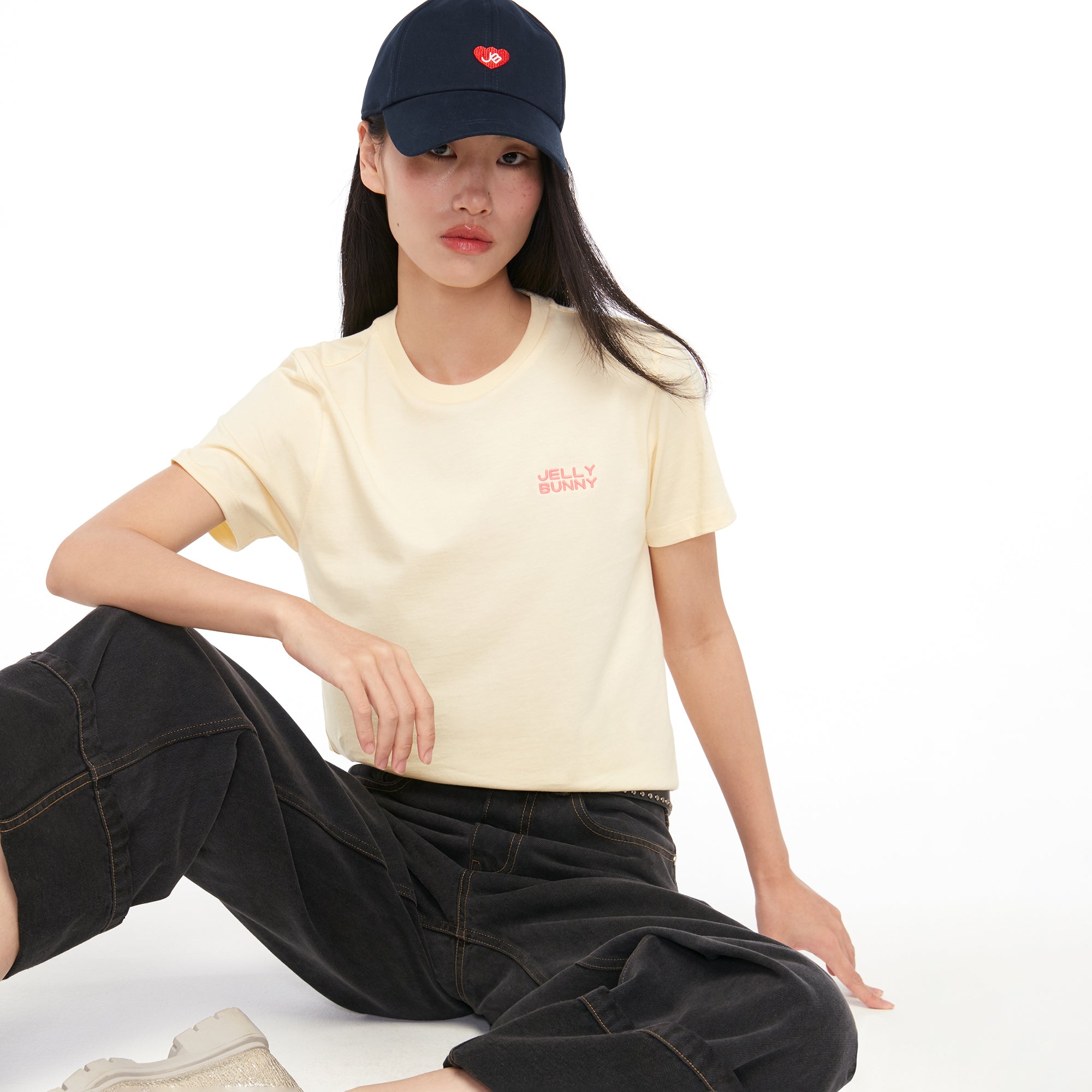 เสื้อยืดแขนสั้นปักโลโก้ Cream