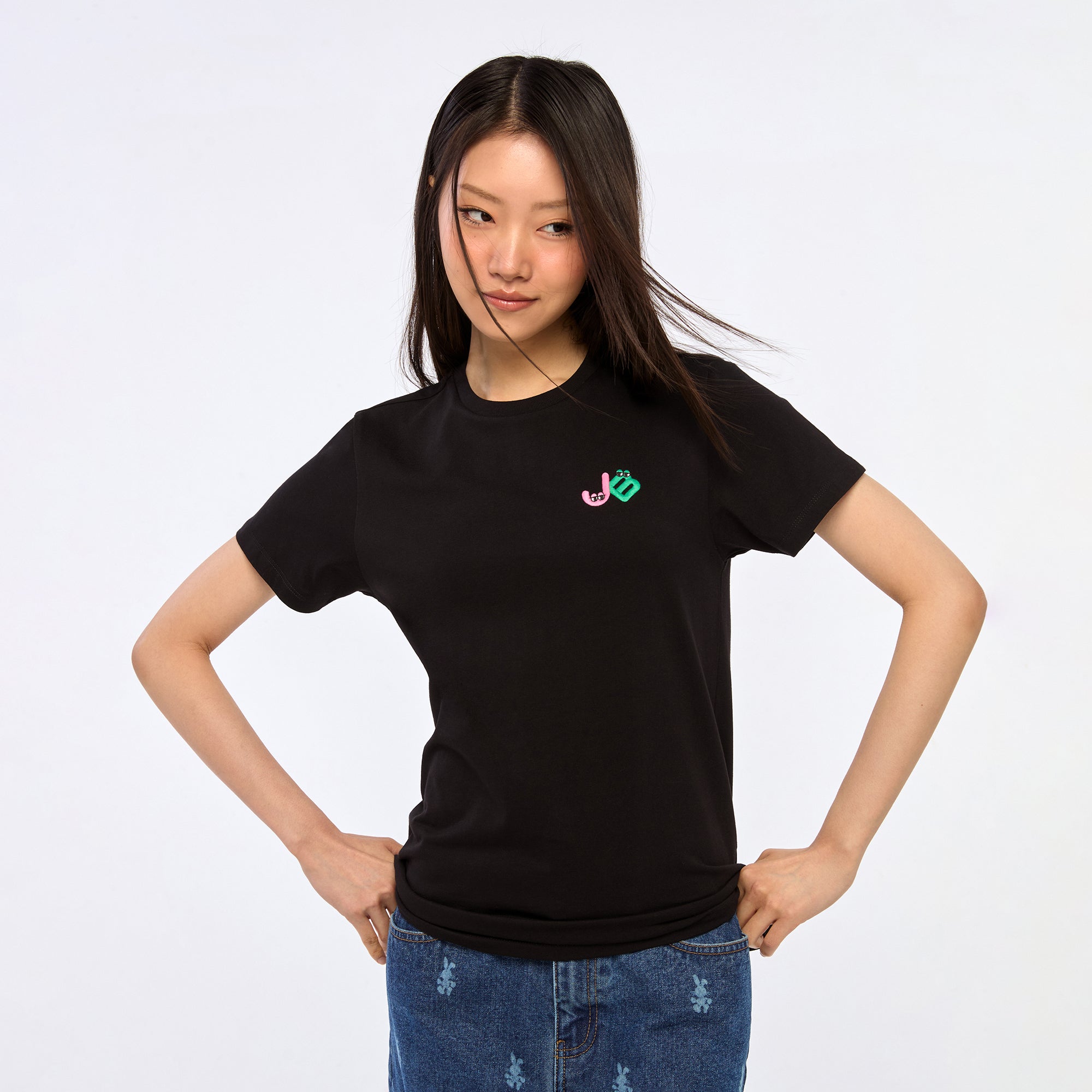 เสื้อยืดแขนสั้นปักโลโก้ Black