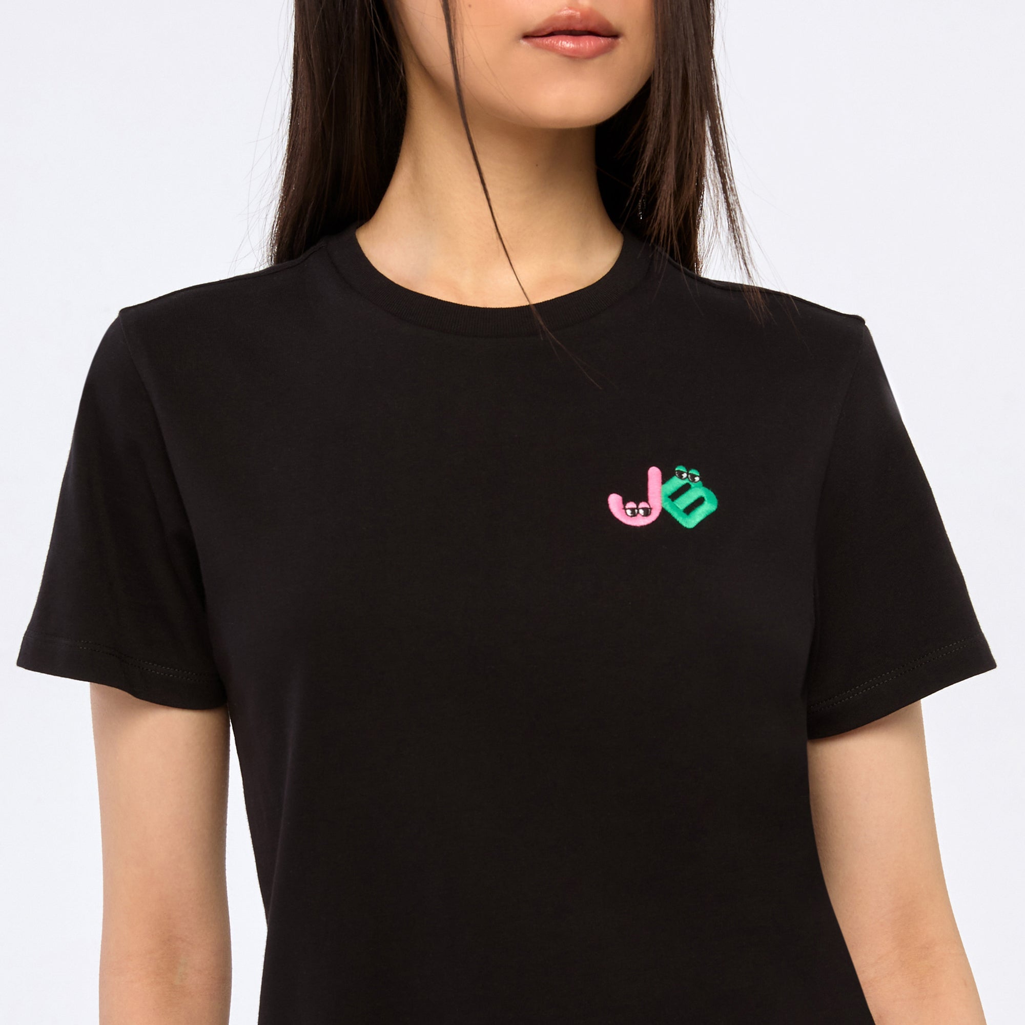 เสื้อยืดแขนสั้นปักโลโก้ Black