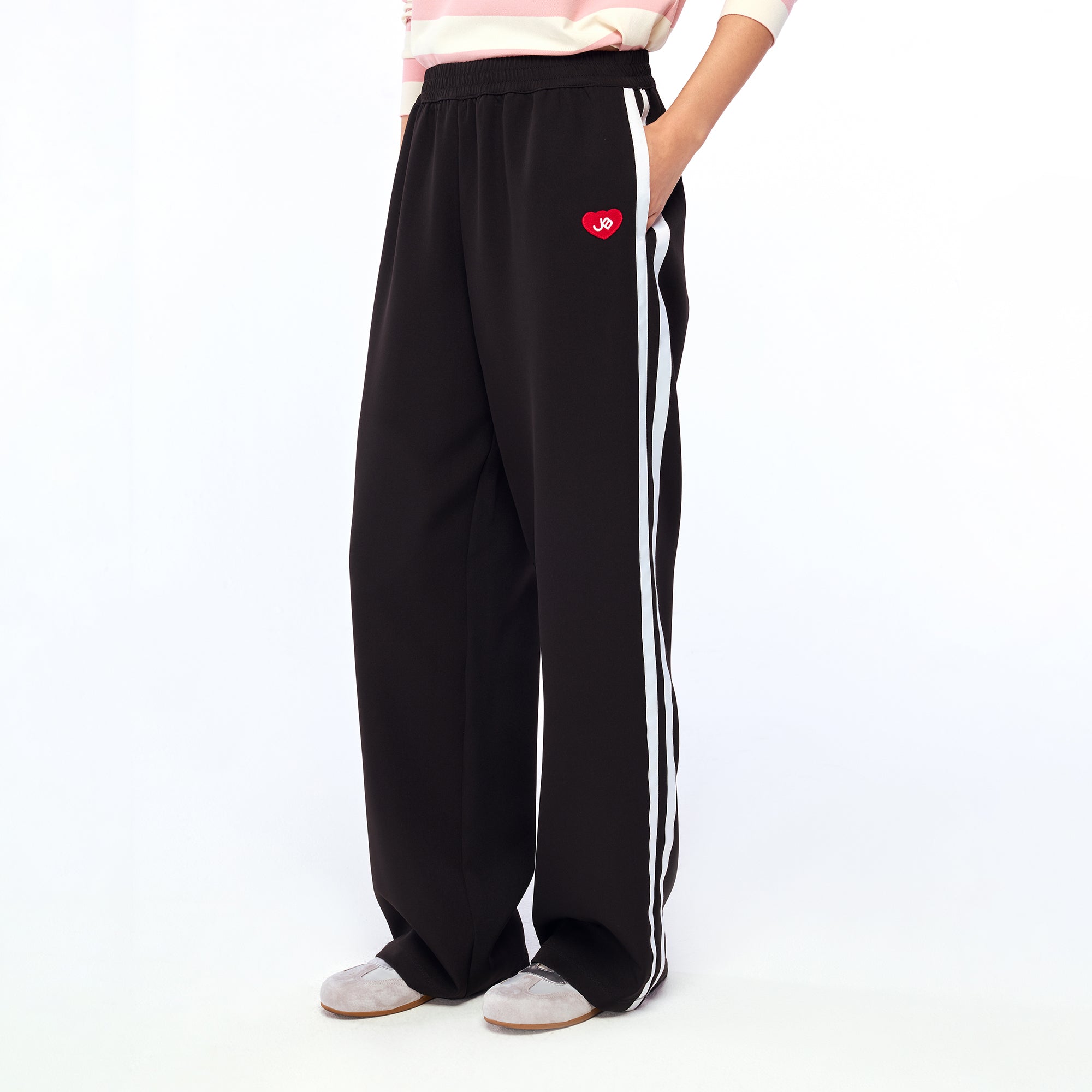 กางเกงแทร็กขายาวปักโลโก้ Black