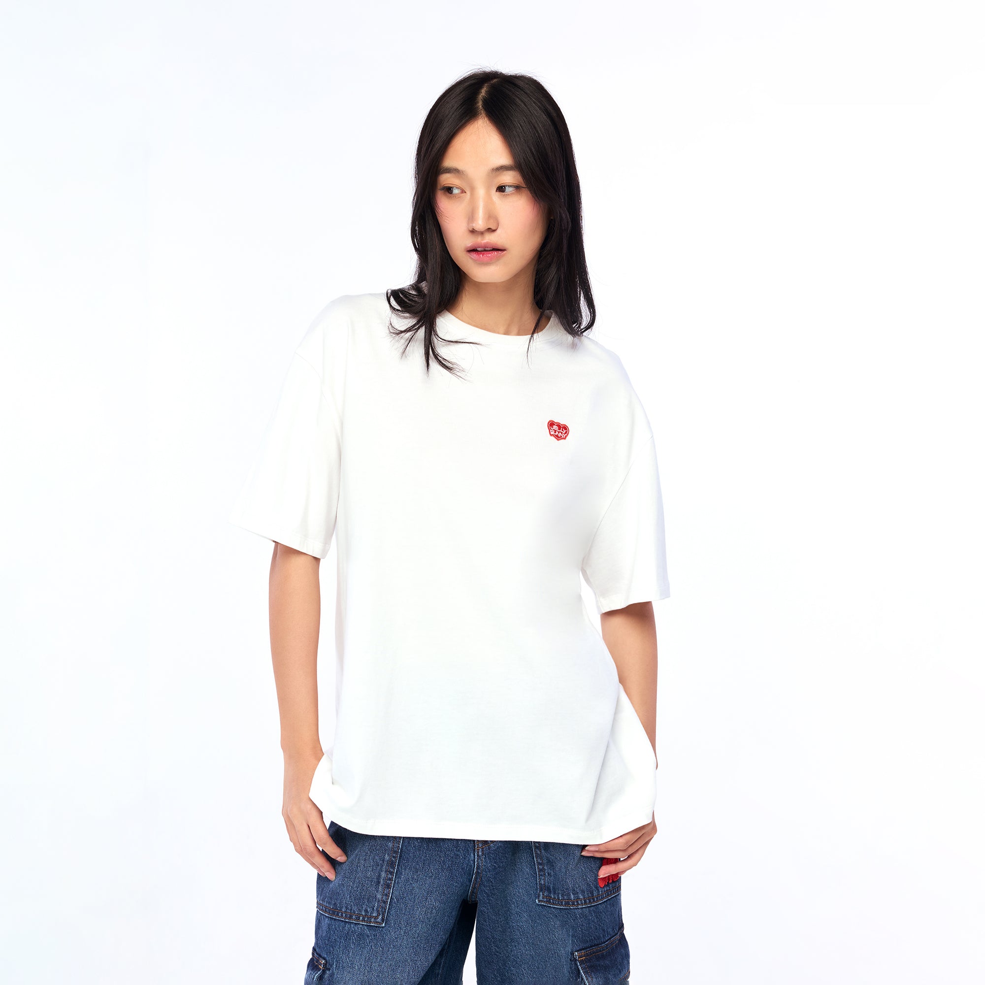 เสื้อยืดแขนสั้นปักโลโก้หัวใจ White