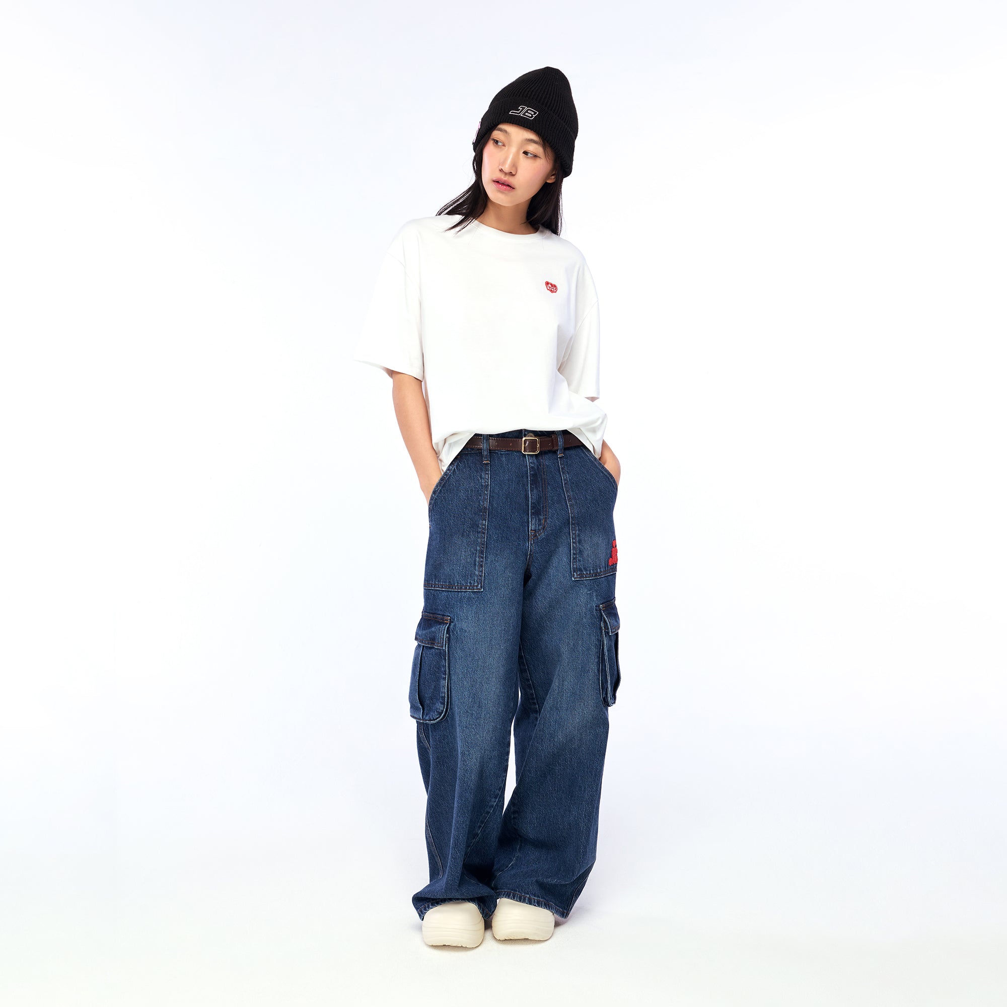 เสื้อยืดแขนสั้นปักโลโก้หัวใจ White