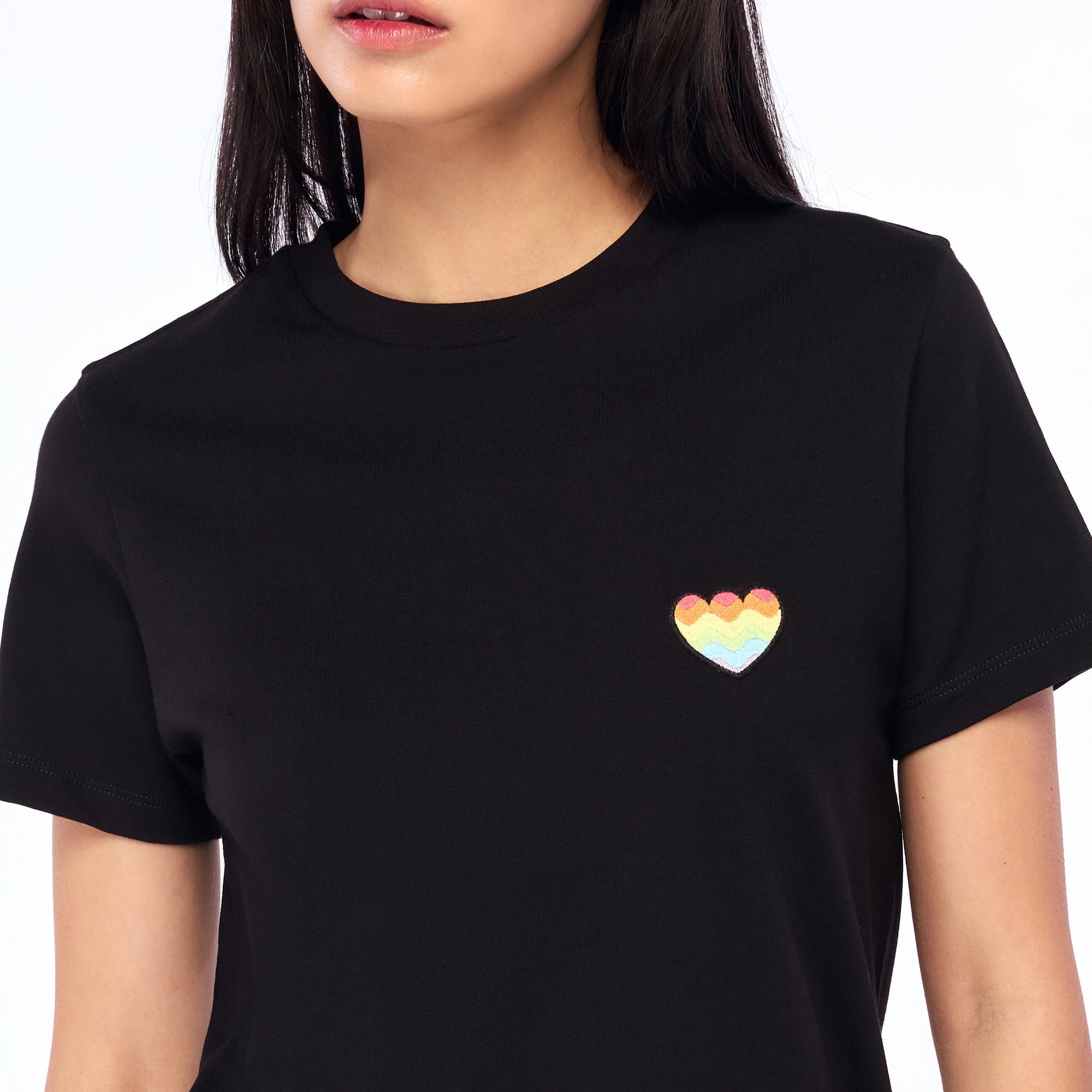 เสื้อยืดแขนสั้นปักลายหัวใจ Black