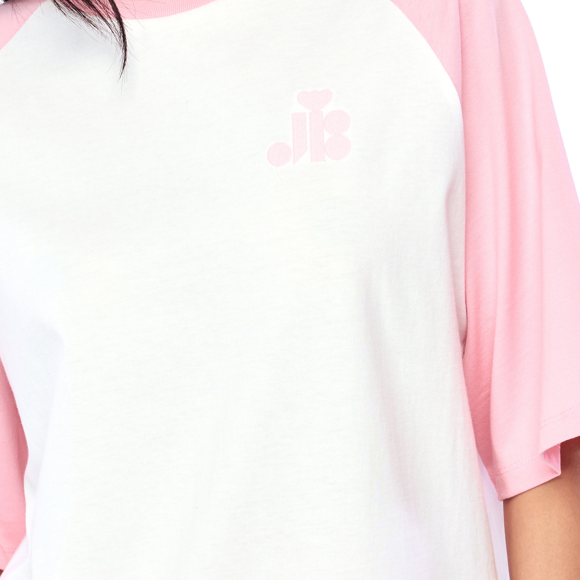 เสื้อยืดแขนสั้นพาแนลปักโลโก้ White