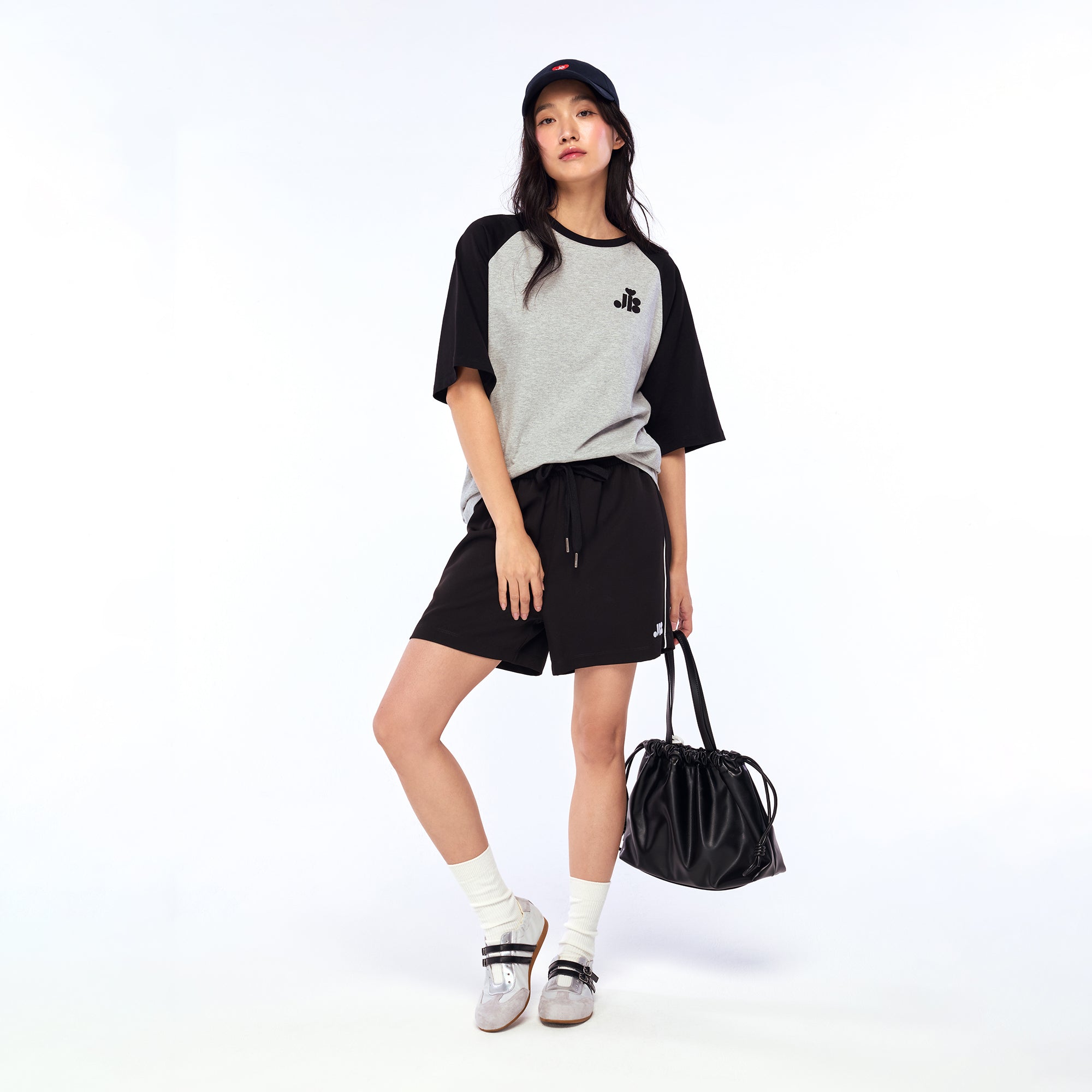 กางเกงขาสั้นปักโลโก้ Black