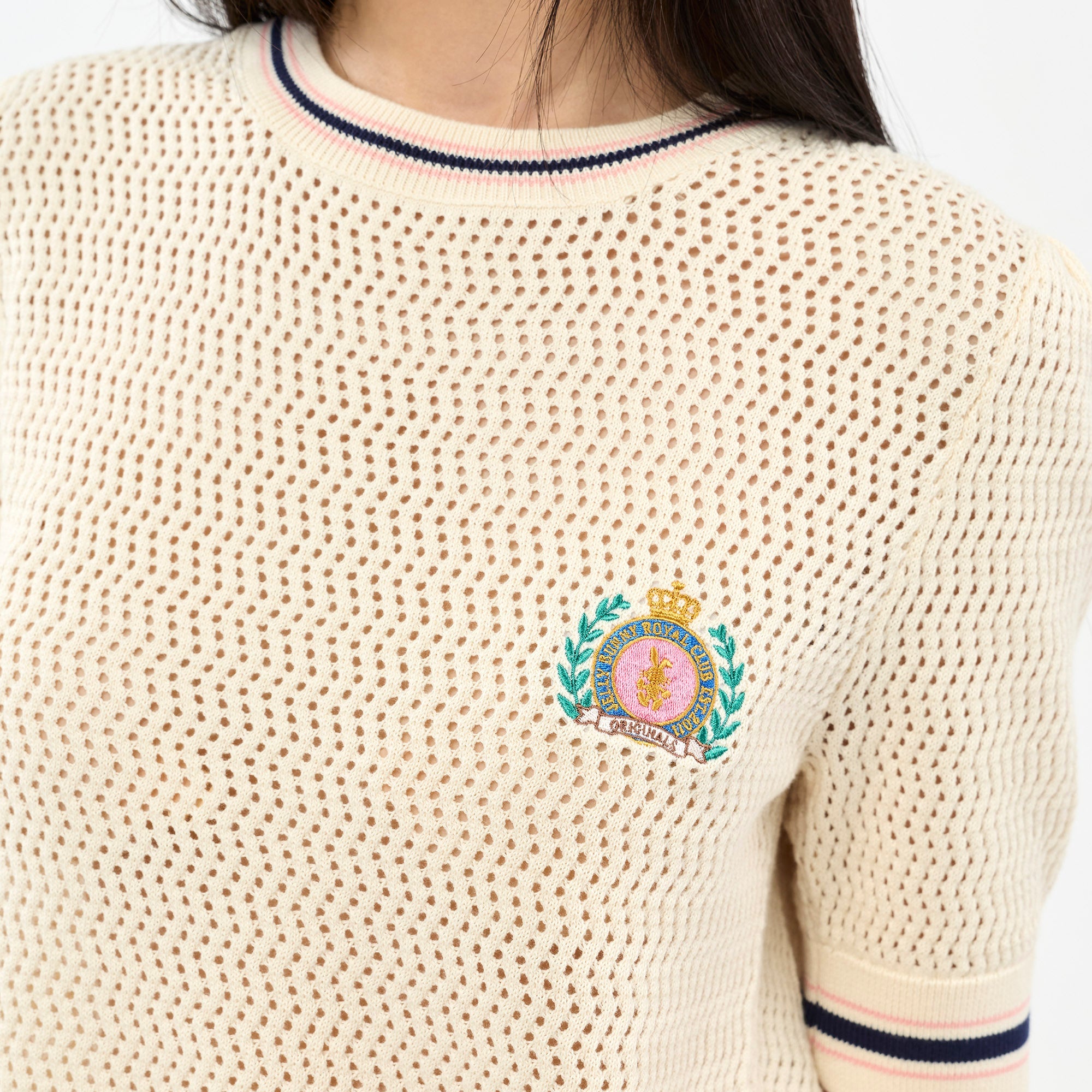 เสื้อถักแขนสั้นปักลาย Royal Club
Cream