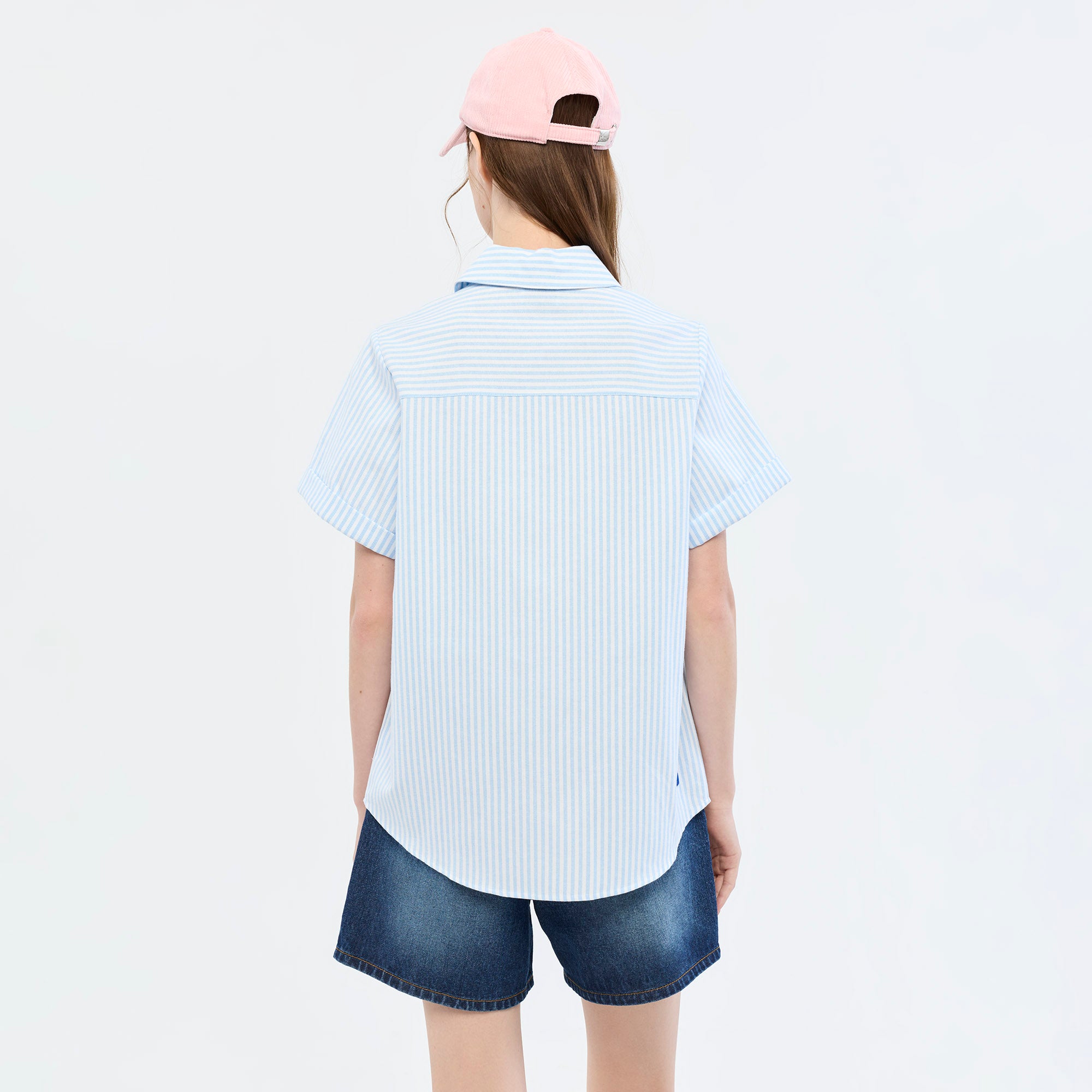 เสื้อเชิ้ตแขนสั้นลายทางแต่งโลโก้