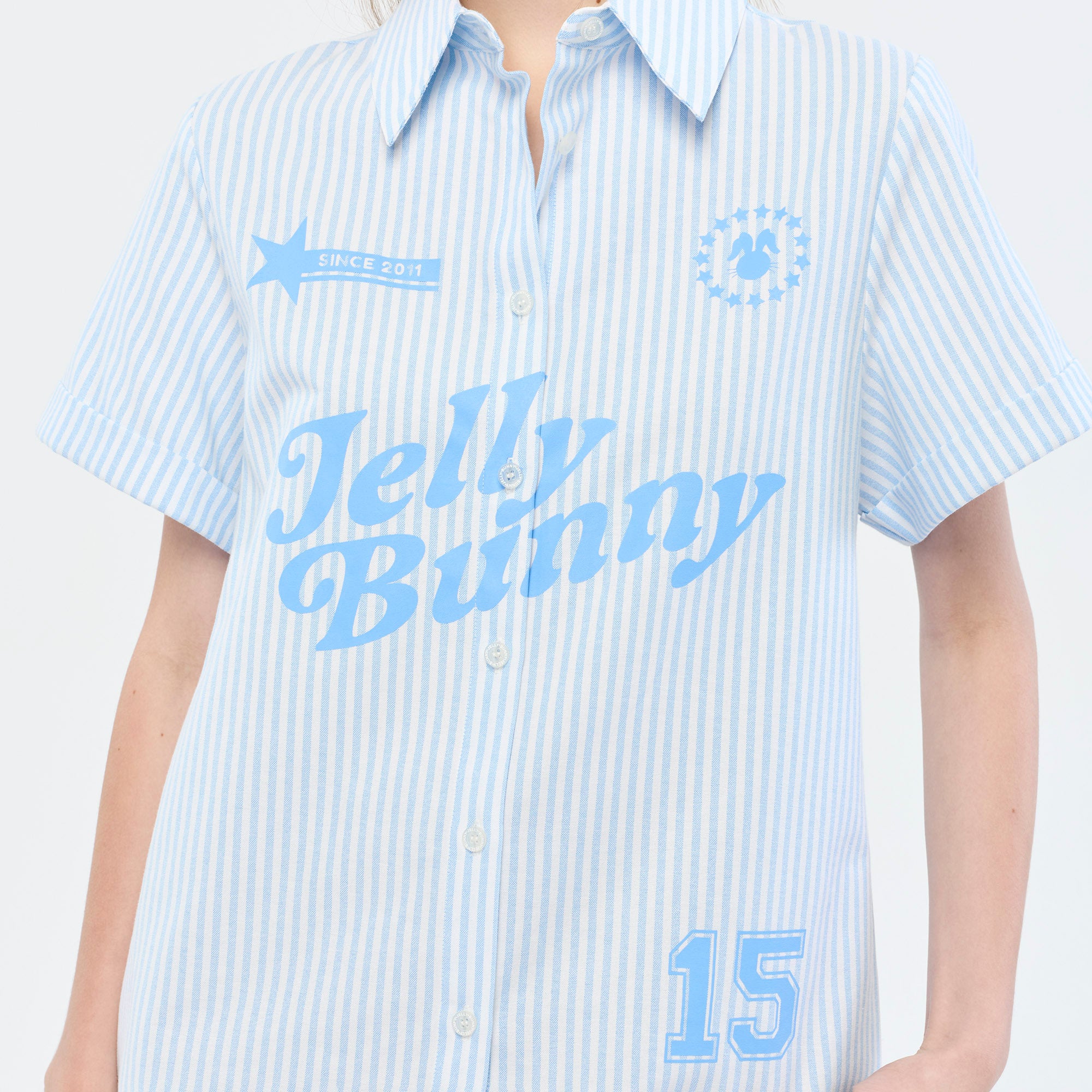 เสื้อเชิ้ตแขนสั้นลายทางแต่งโลโก้
