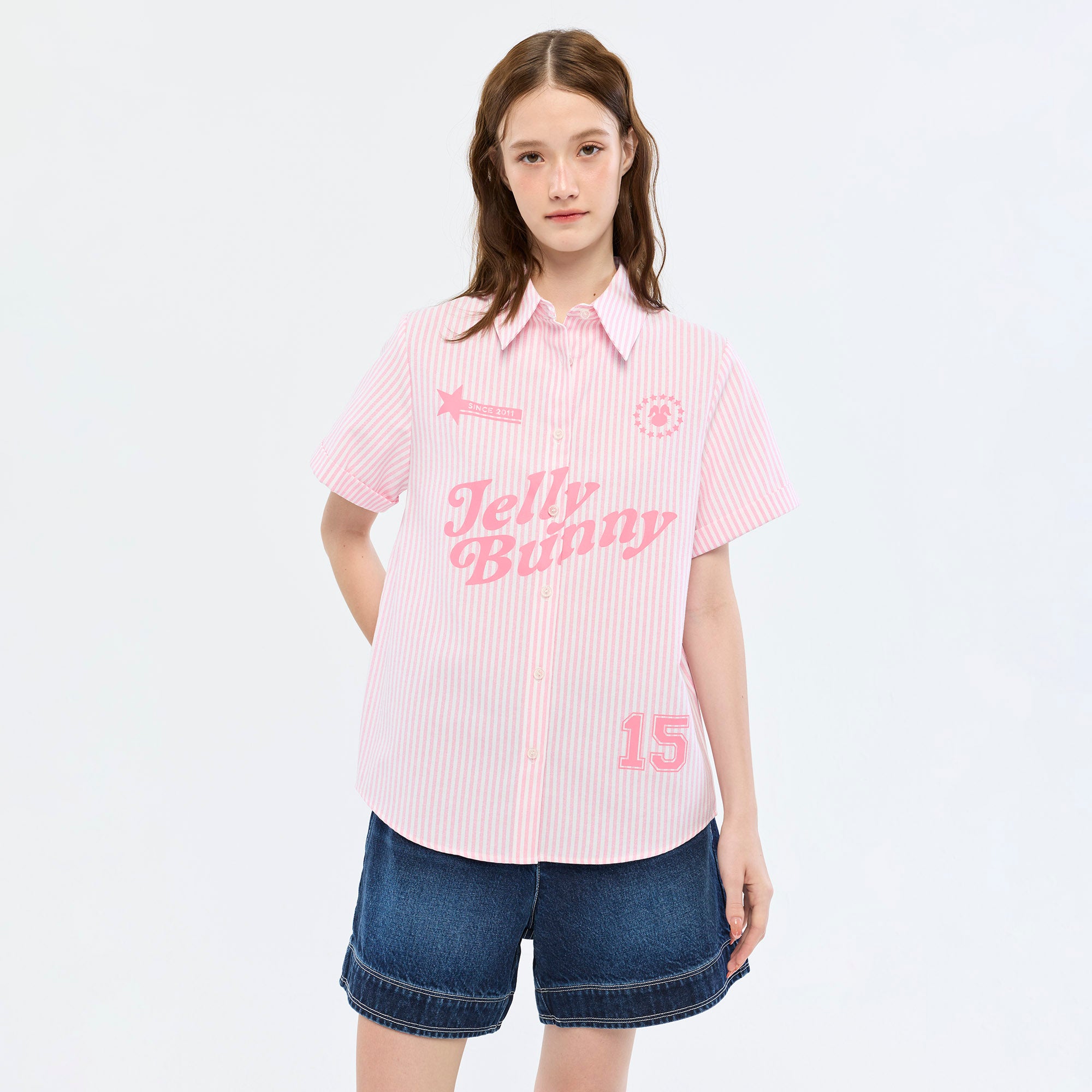 เสื้อเชิ้ตแขนสั้นลายทางแต่งโลโก้