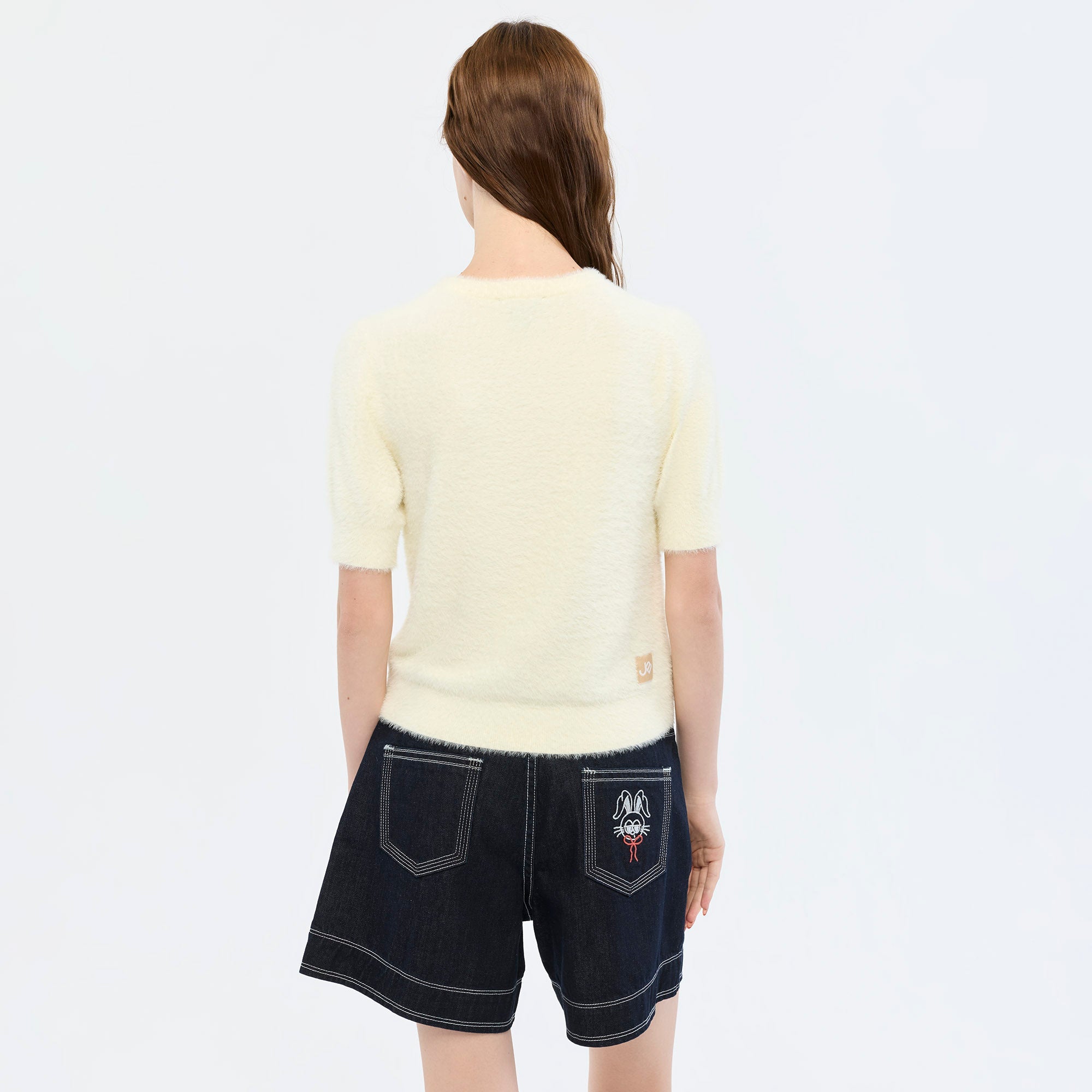 เสื้อยืดลายกราฟิก Cream