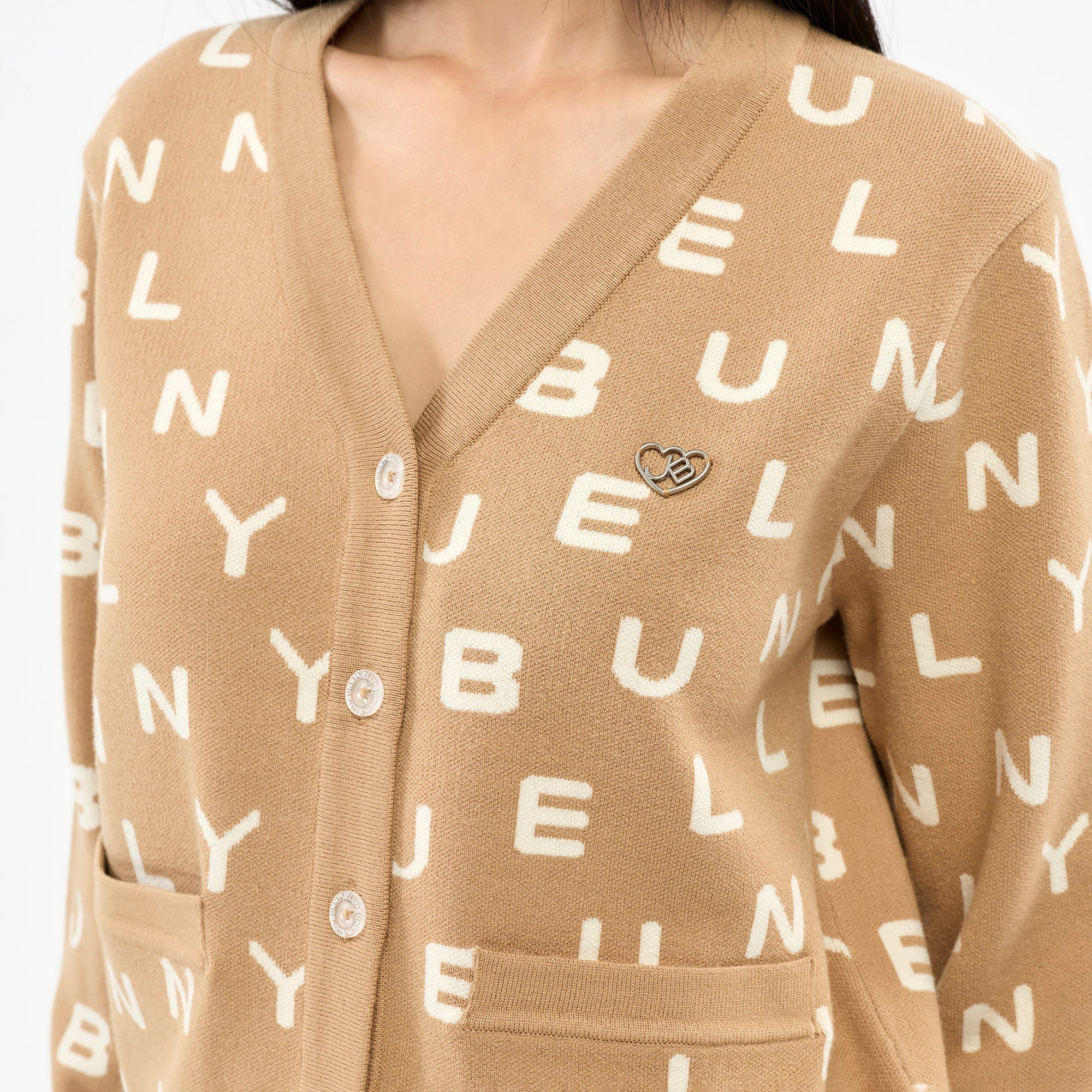 เสื้อคาร์ดิแกนถักลายโลโก้ Jelly Bunny Beige