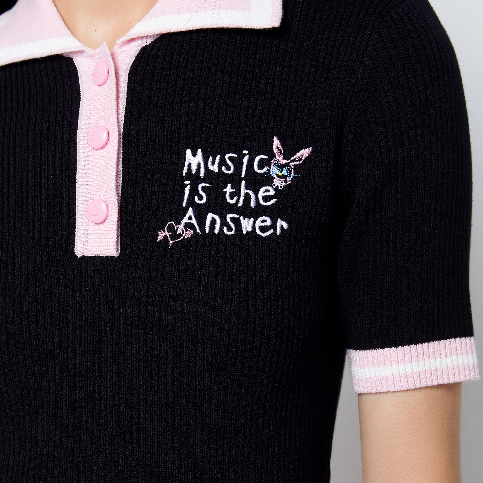 เสื้อไหมพรมครอปปักลาย Music is the Answer