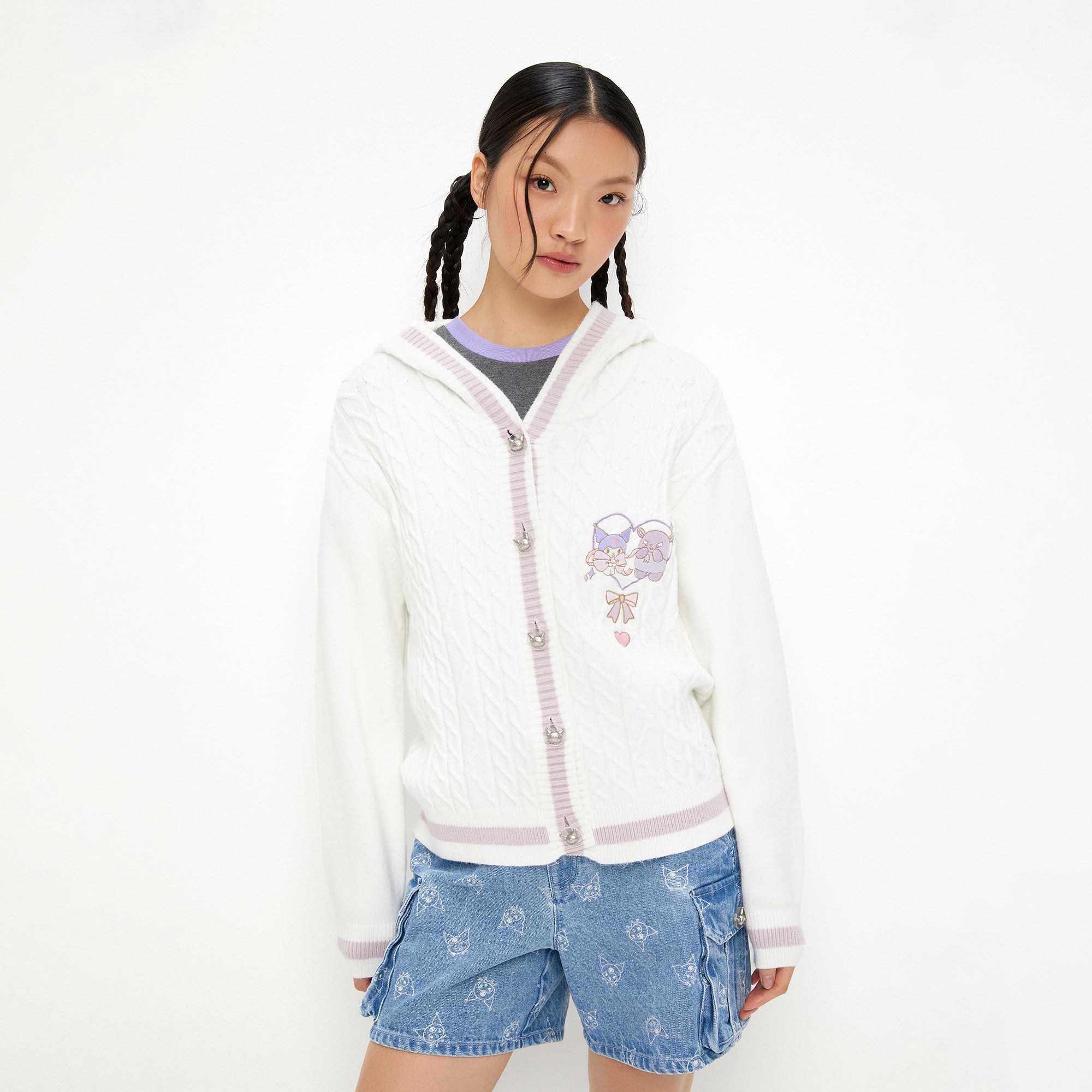 เสื้อคาร์ดิแกนสานเคเบิลปักลายการ์ตูน Kuromi White