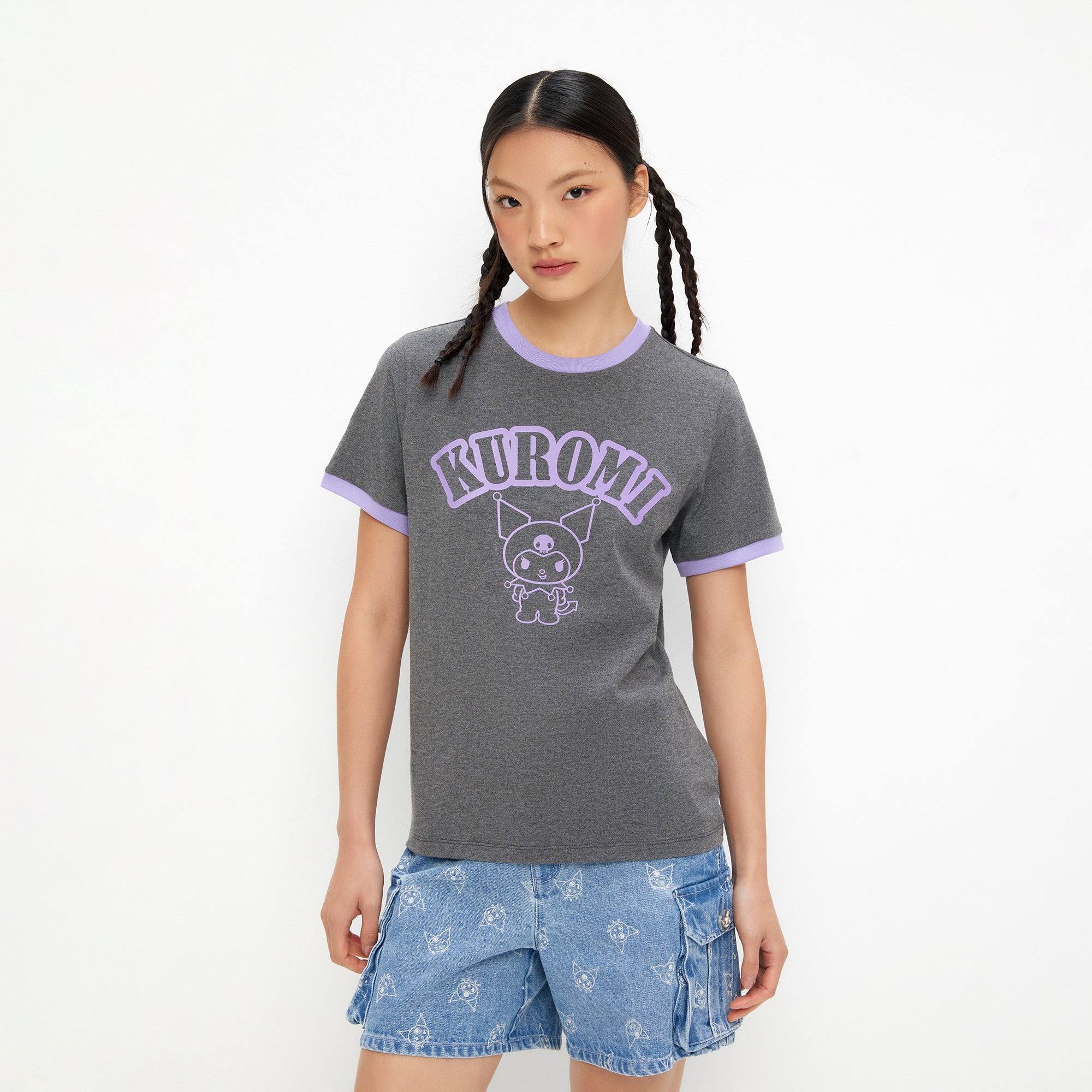 เสื้อยืดทรงพอดีตัวพิมพ์ลายการ์ตูน Kuromi Grey