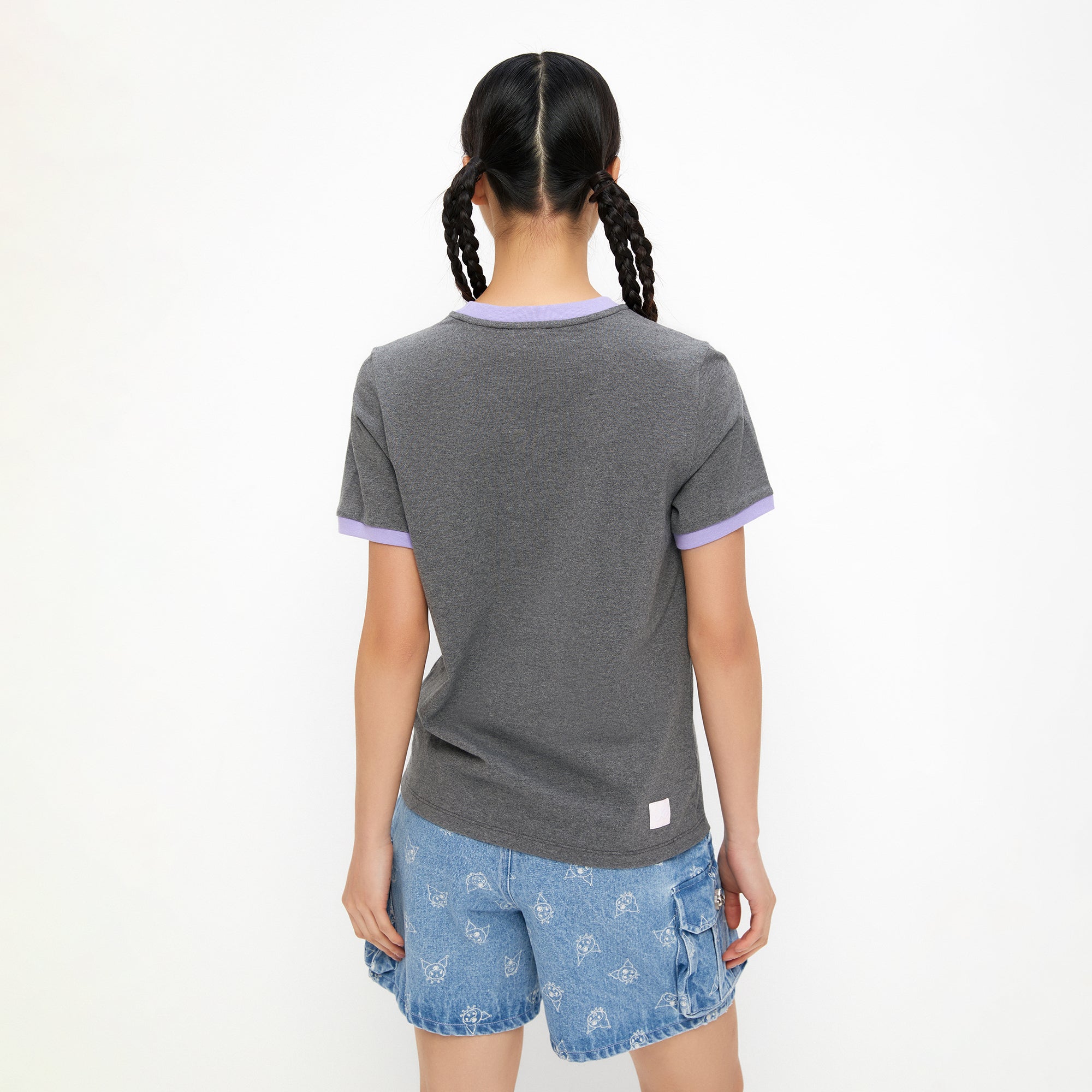 เสื้อยืดทรงพอดีตัวพิมพ์ลายการ์ตูน Kuromi Grey