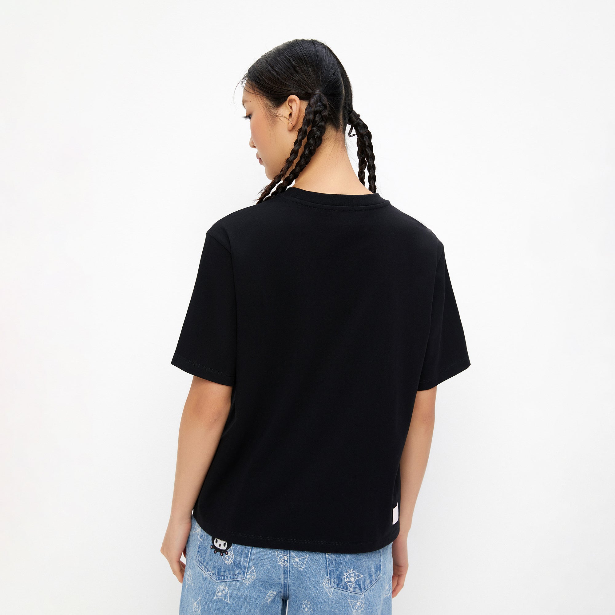 เสื้อยืดทรงพอดีตัวพิมพ์ลายการ์ตูน Kuromi Black