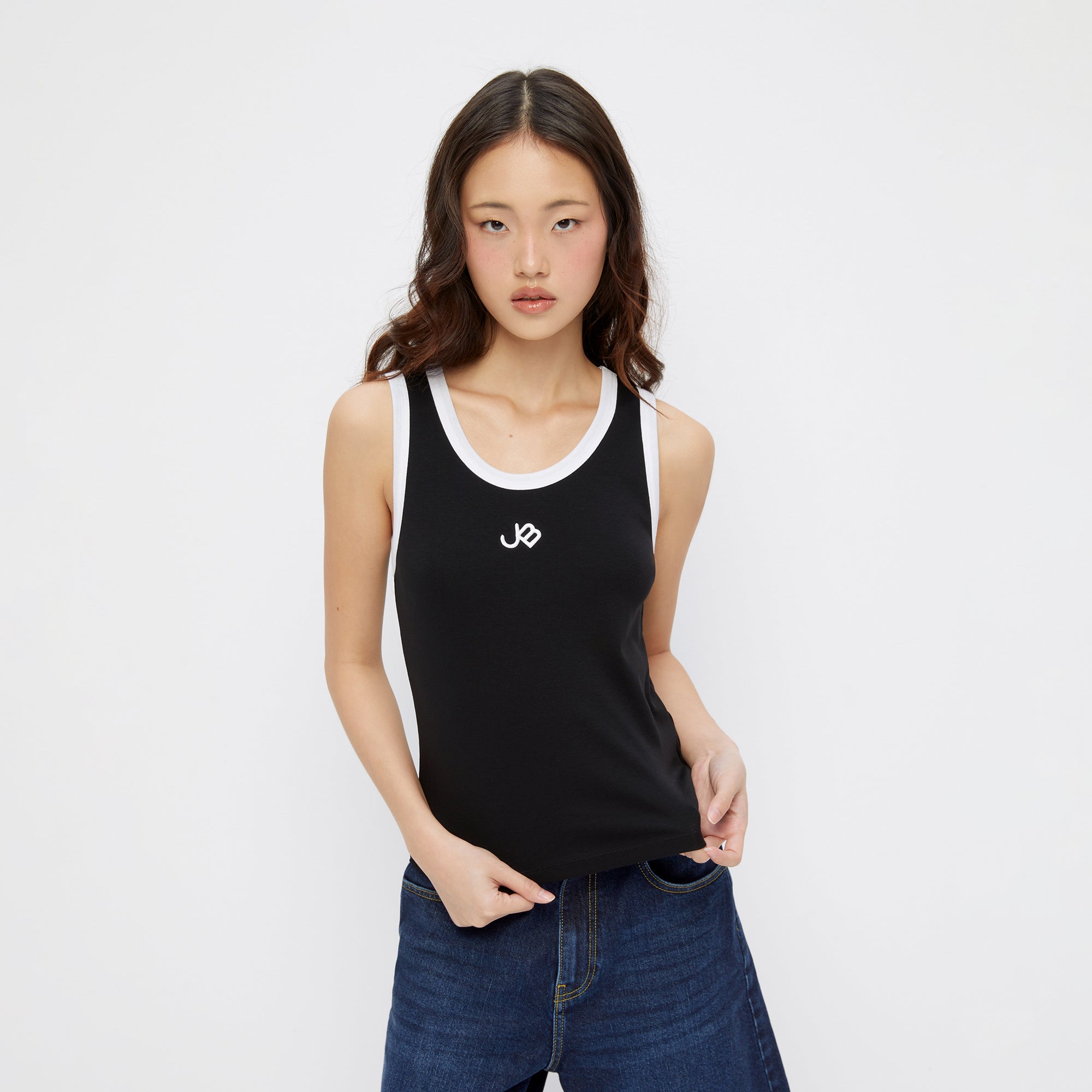 เสื้อกล้ามปักลายโลโก้ Black