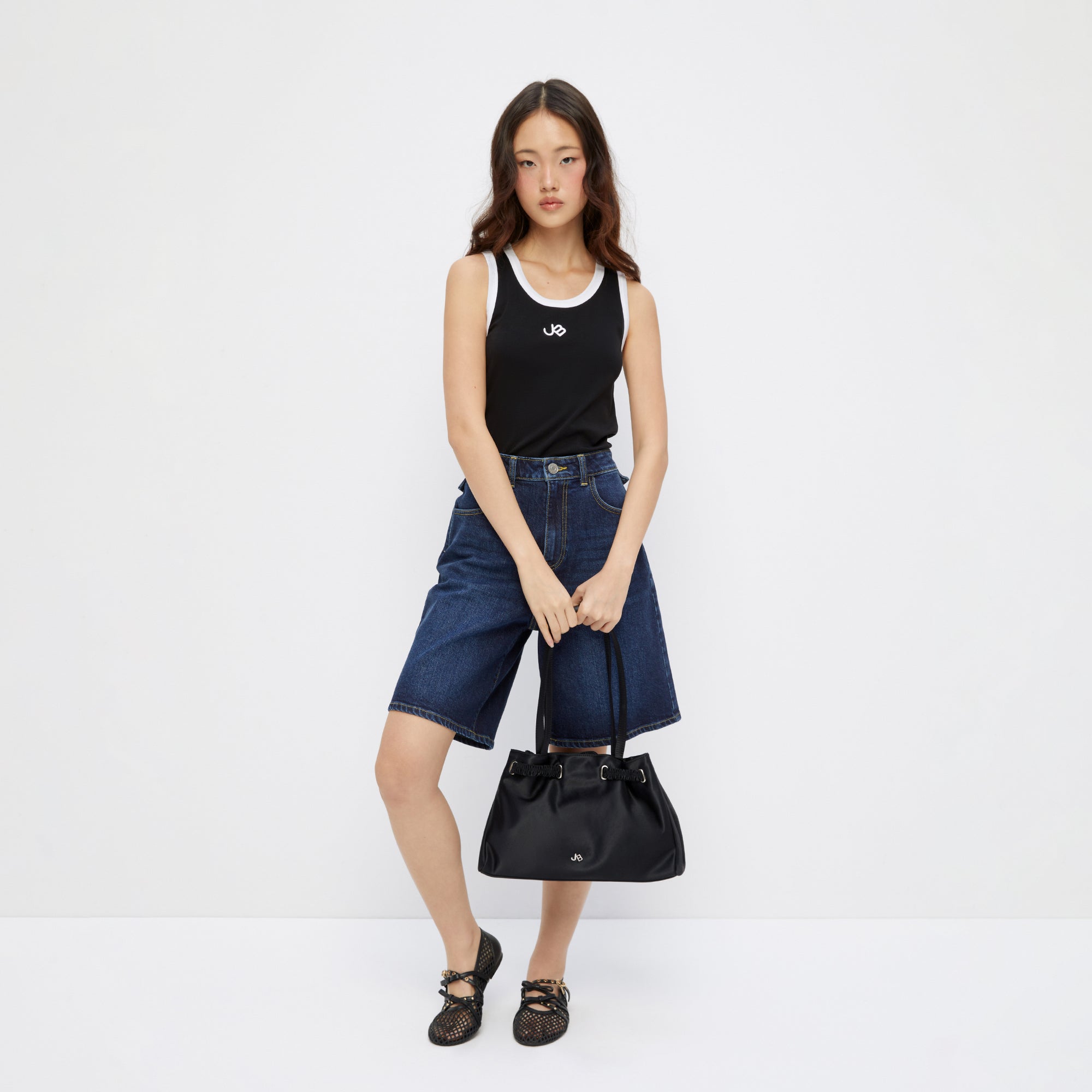 เสื้อกล้ามปักลายโลโก้ Black