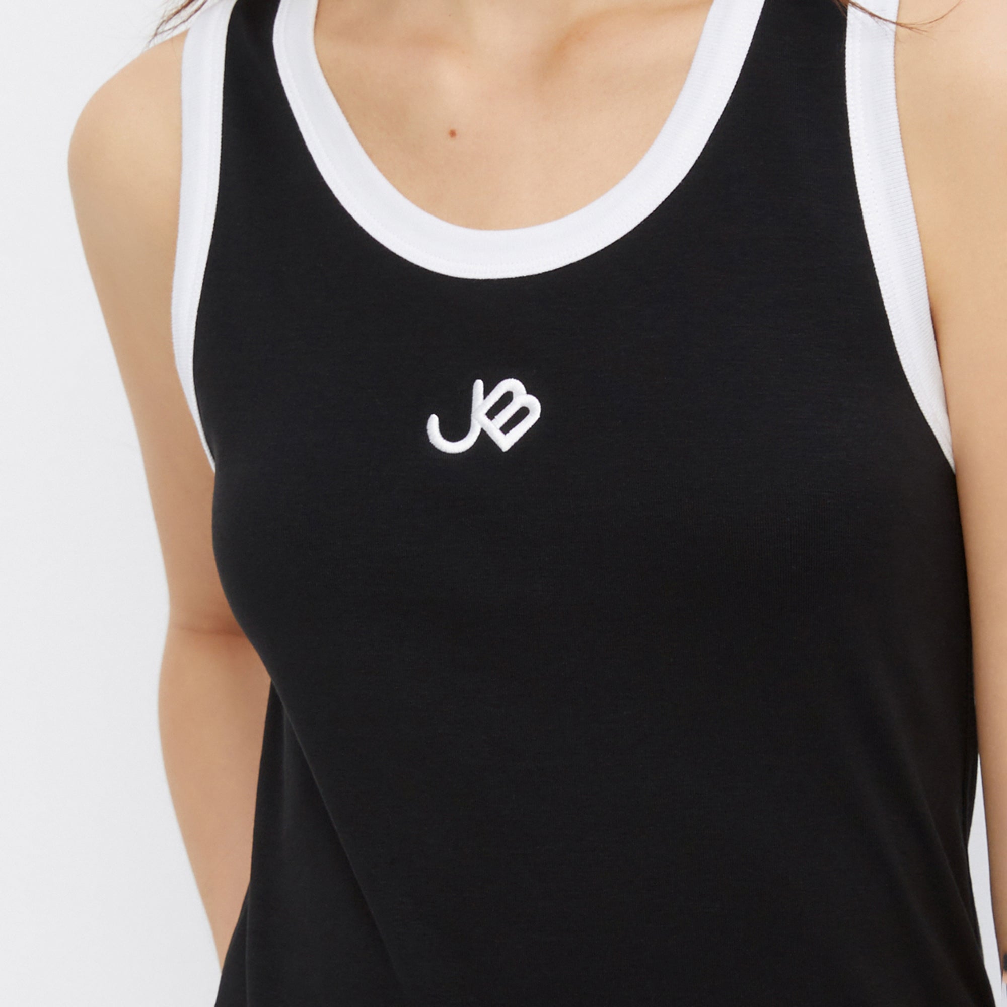 เสื้อกล้ามปักลายโลโก้ Black
