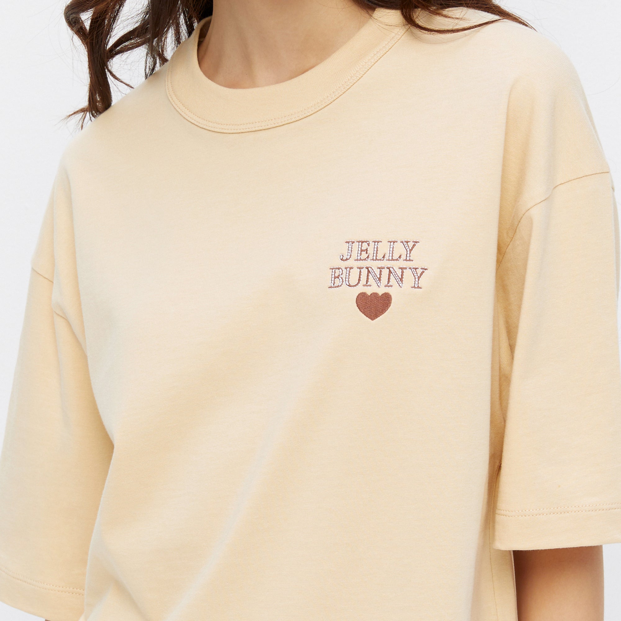 เสื้อยืดแขนสั้นปักโลโก้ Beige