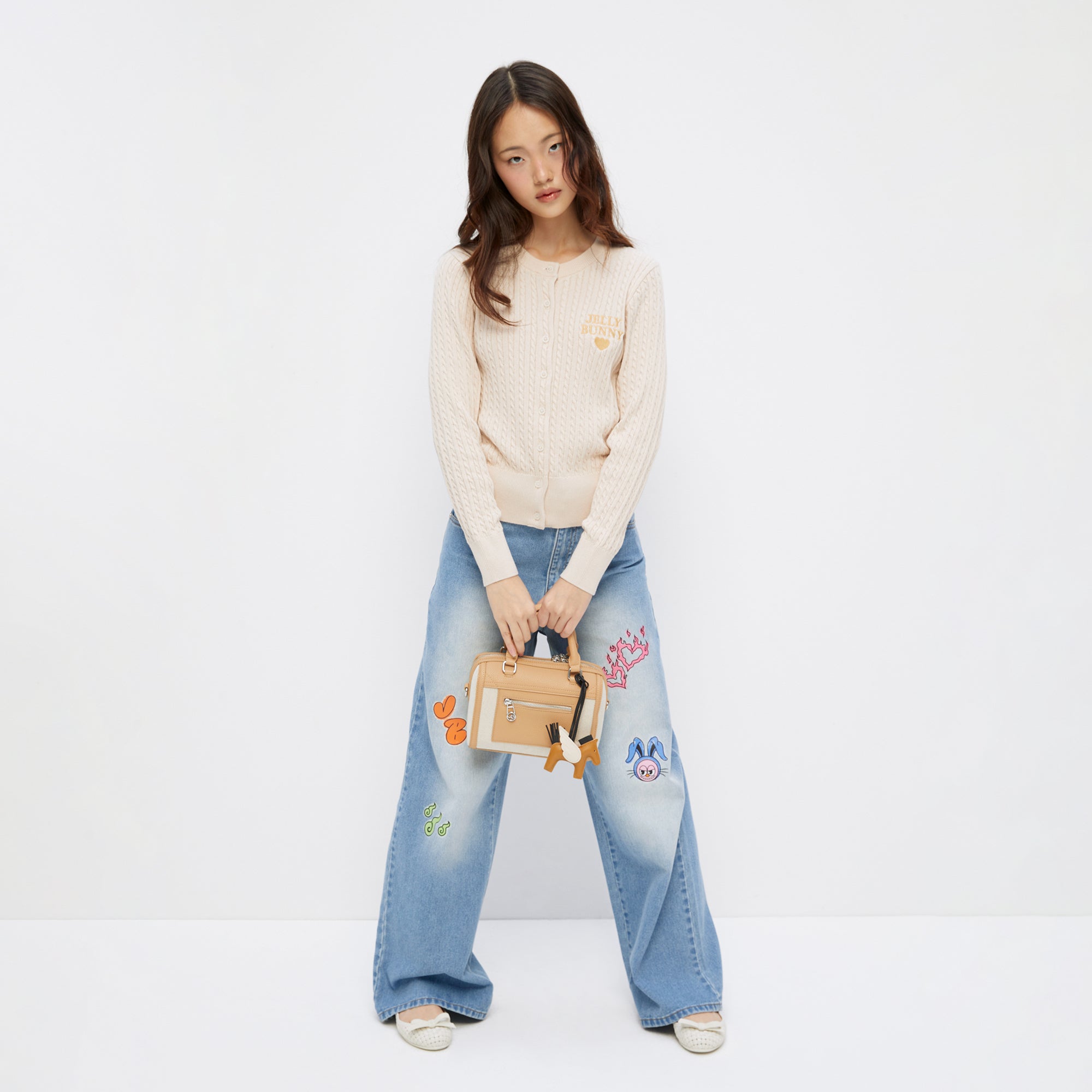 เสื้อคาร์ดิแกนแขนยาวปักโลโก้ Beige