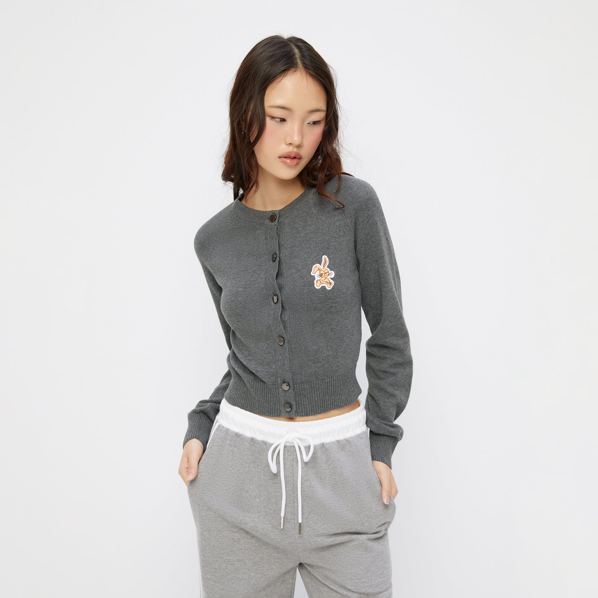 เสื้อยืดแขนสั้นปักลาย Jerme Grey