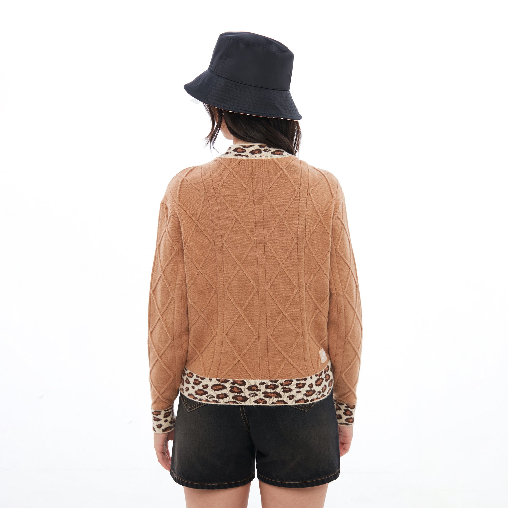เสื้อคาร์ดิแกนแขนยาวแต่งลายเสือดาว Brown