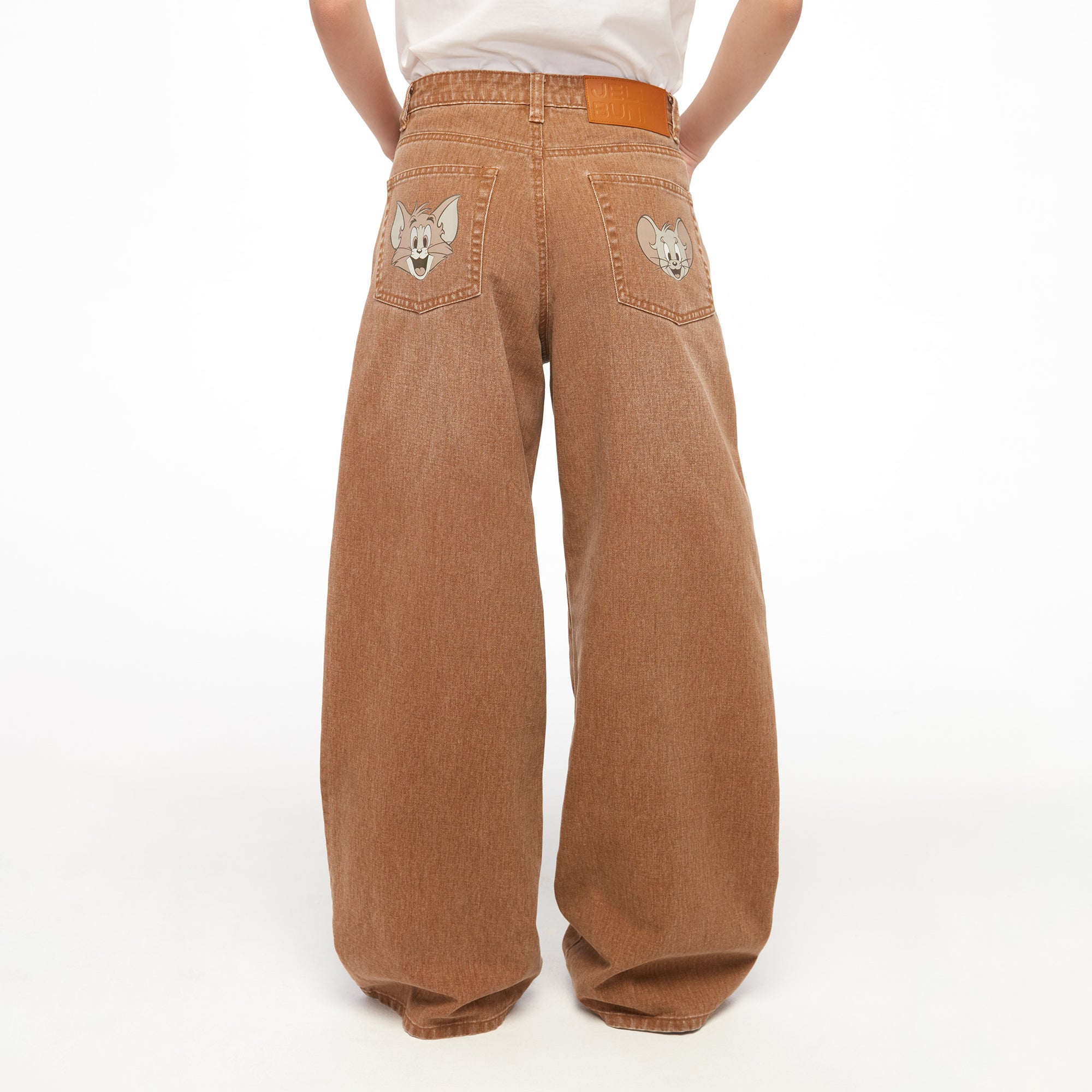 กางเกงเดนิมขายาวปักลาย Tom and Jerry Brown