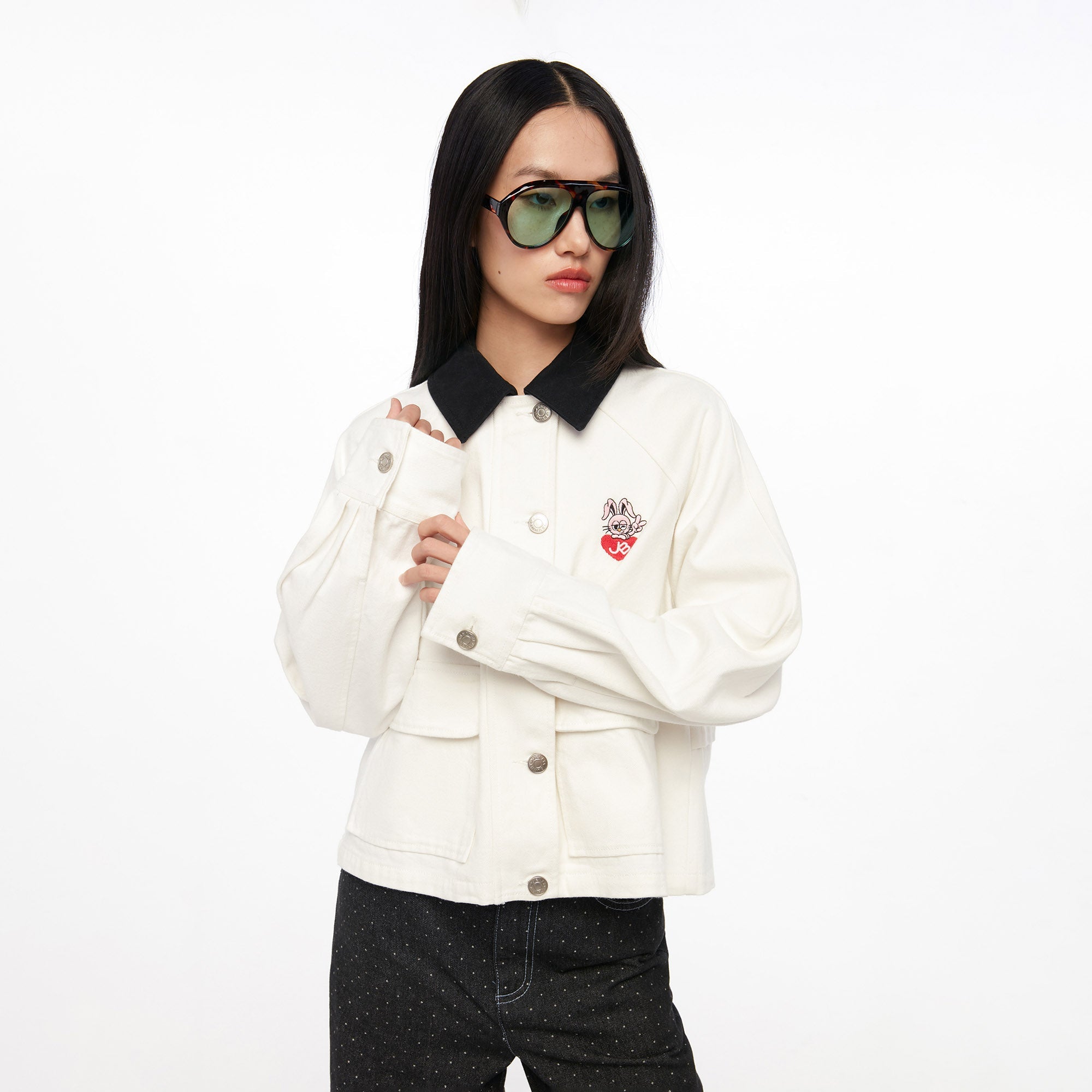 เสื้อแจ็คเก็ตเดนิมปักโลโก้ White