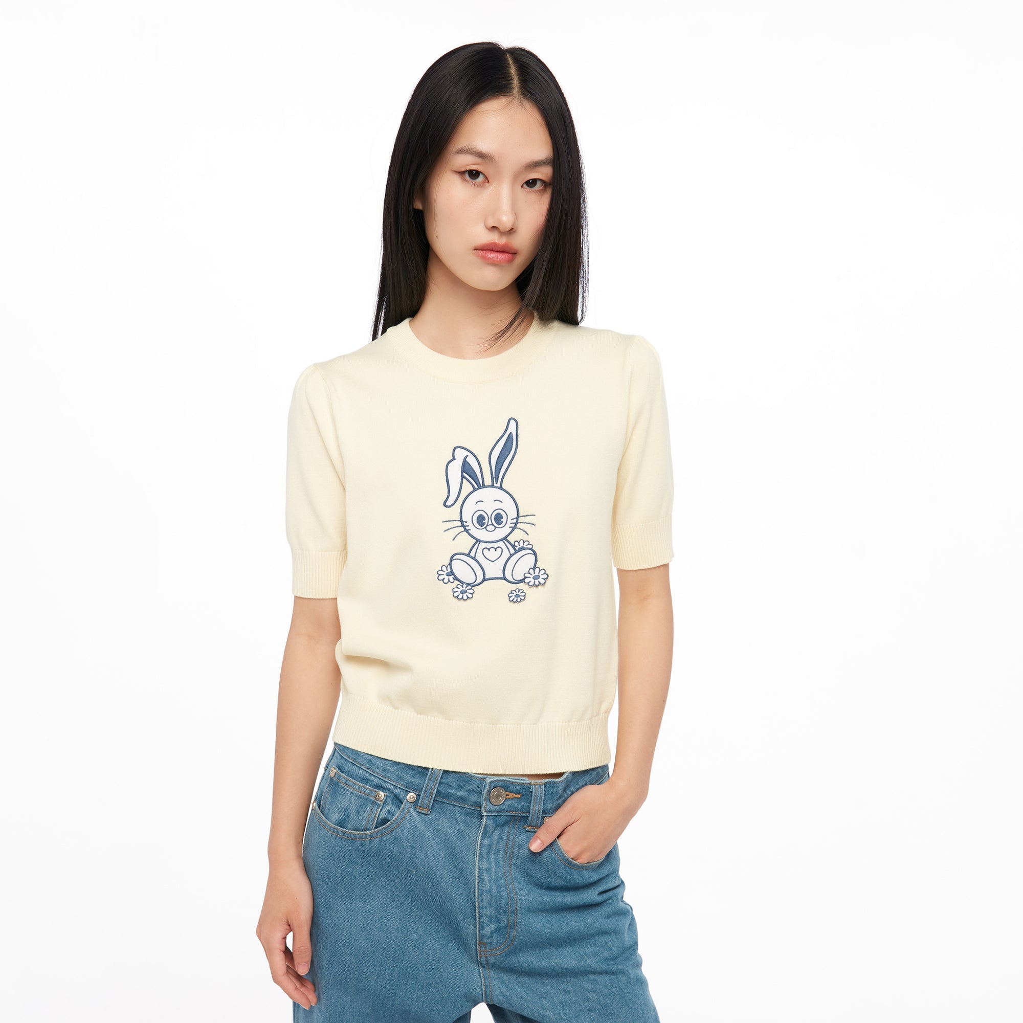 เสื้อยืดแขนสั้นผ้านิตปักลาย Jerme Cream