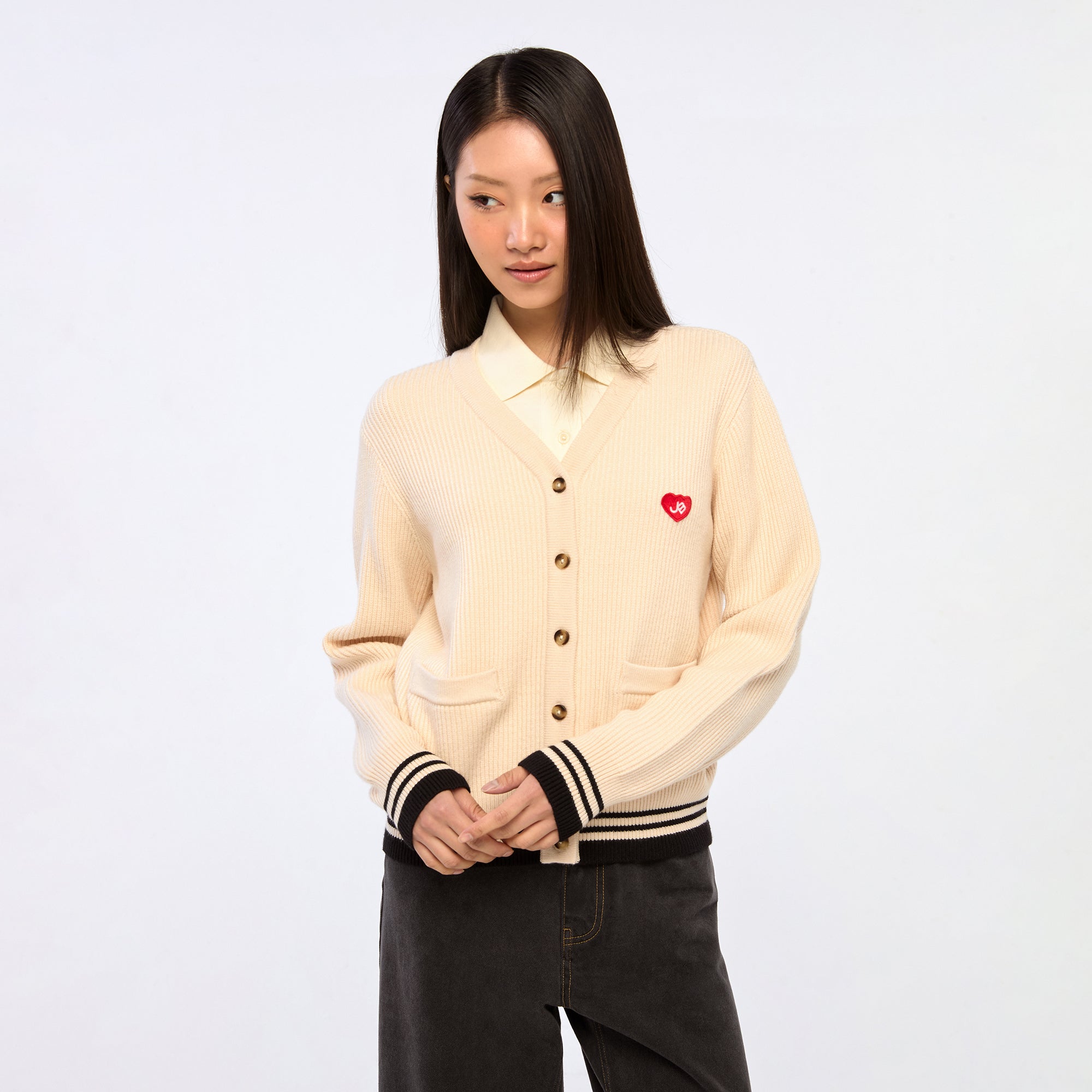 คาร์ดิแกนปักโลโก้หัวใจ Cream