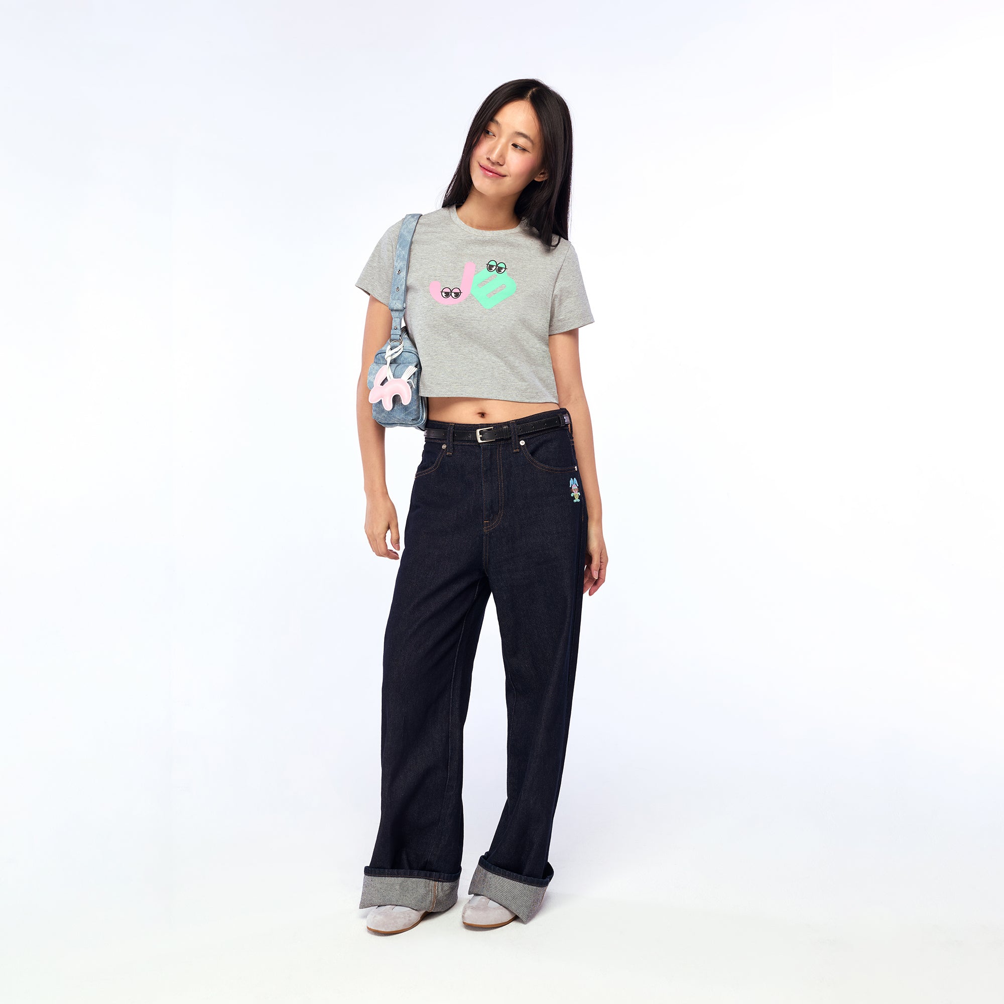 เสื้อยืดทรวงครอปแขนสั้นพิมพ์โลโก้ Grey