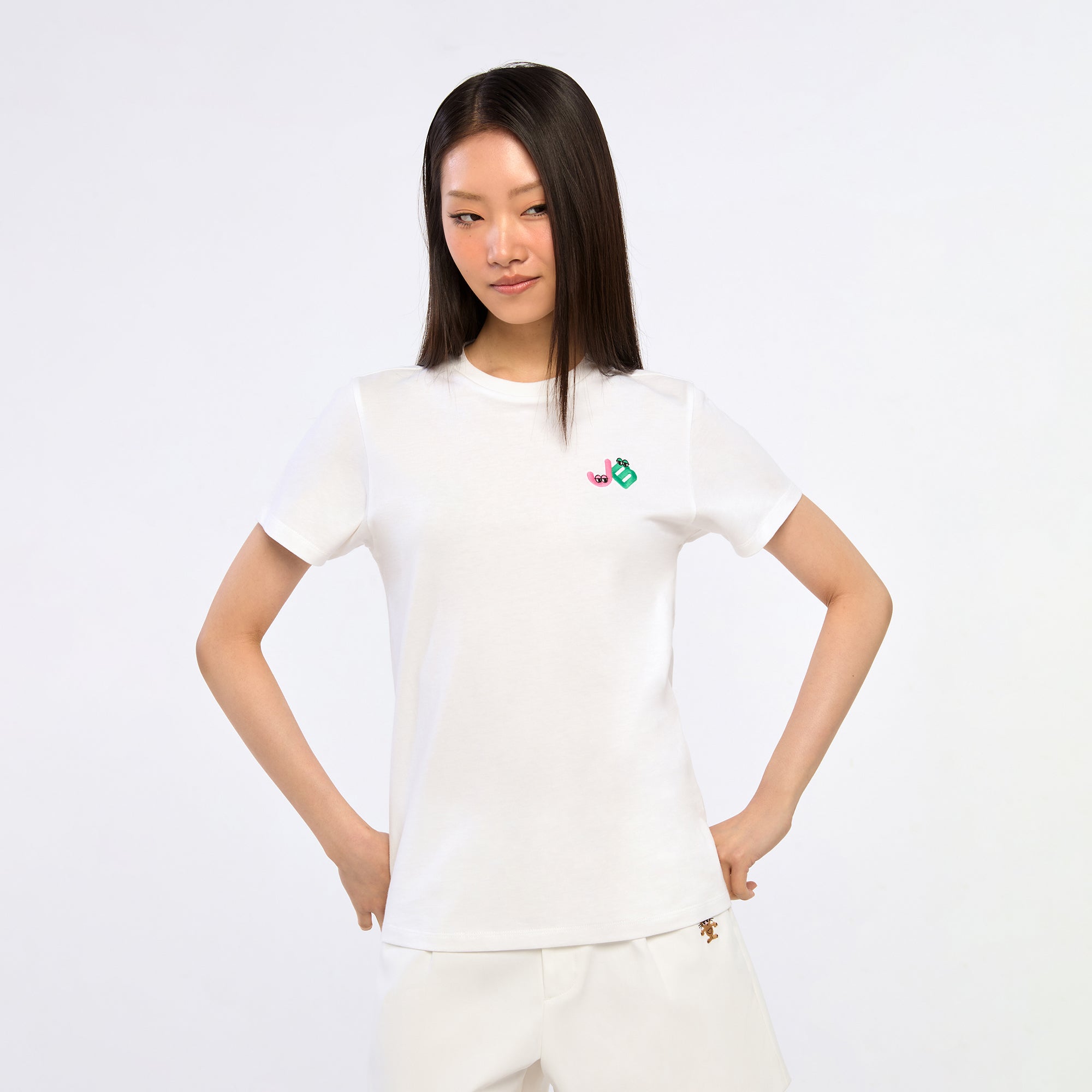 เสื้อยืดแขนสั้นปักโลโก้ White