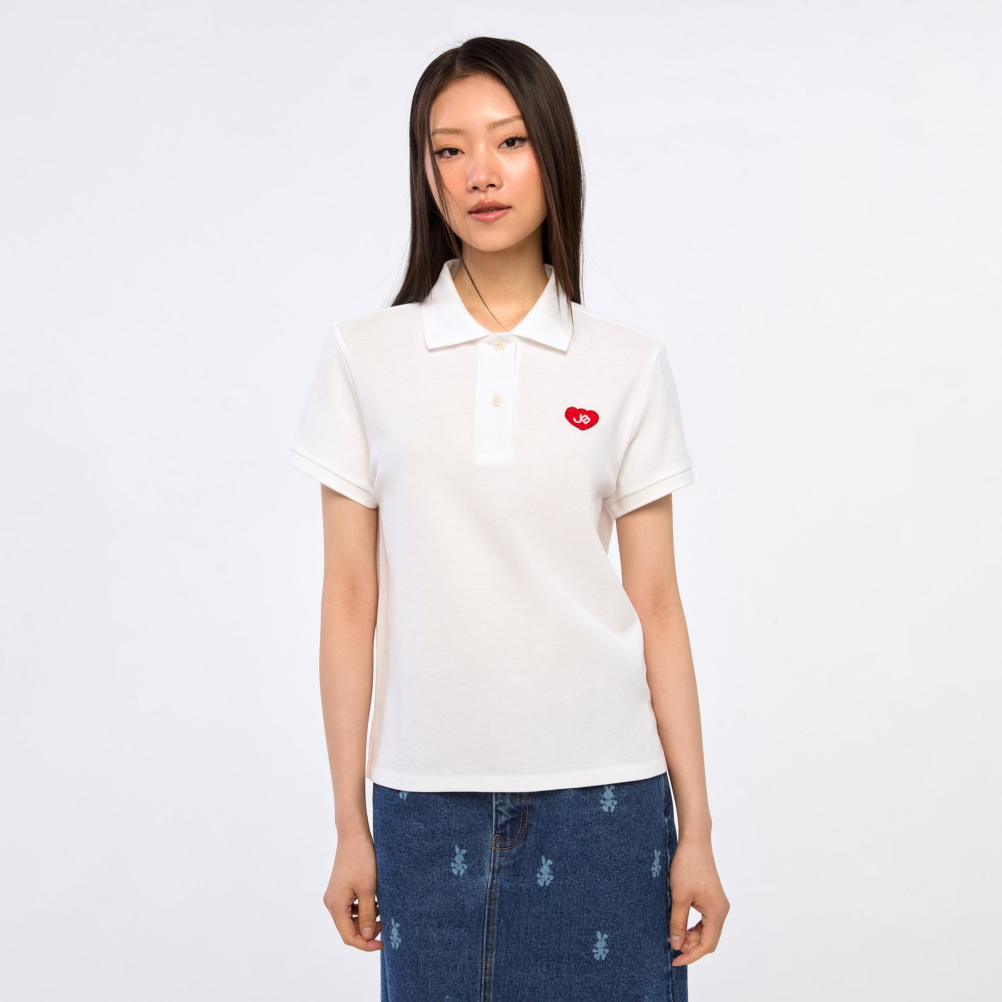 เสื้อโปโลแขนสั้นปักโลโก้ White