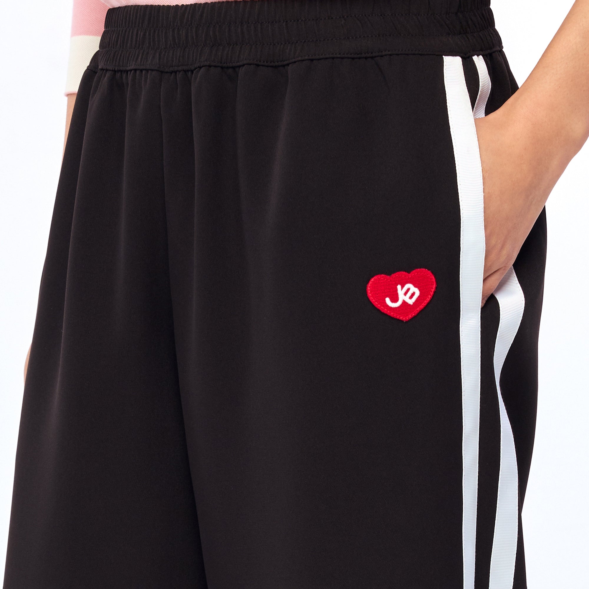 กางเกงแทร็กขายาวปักโลโก้ Black