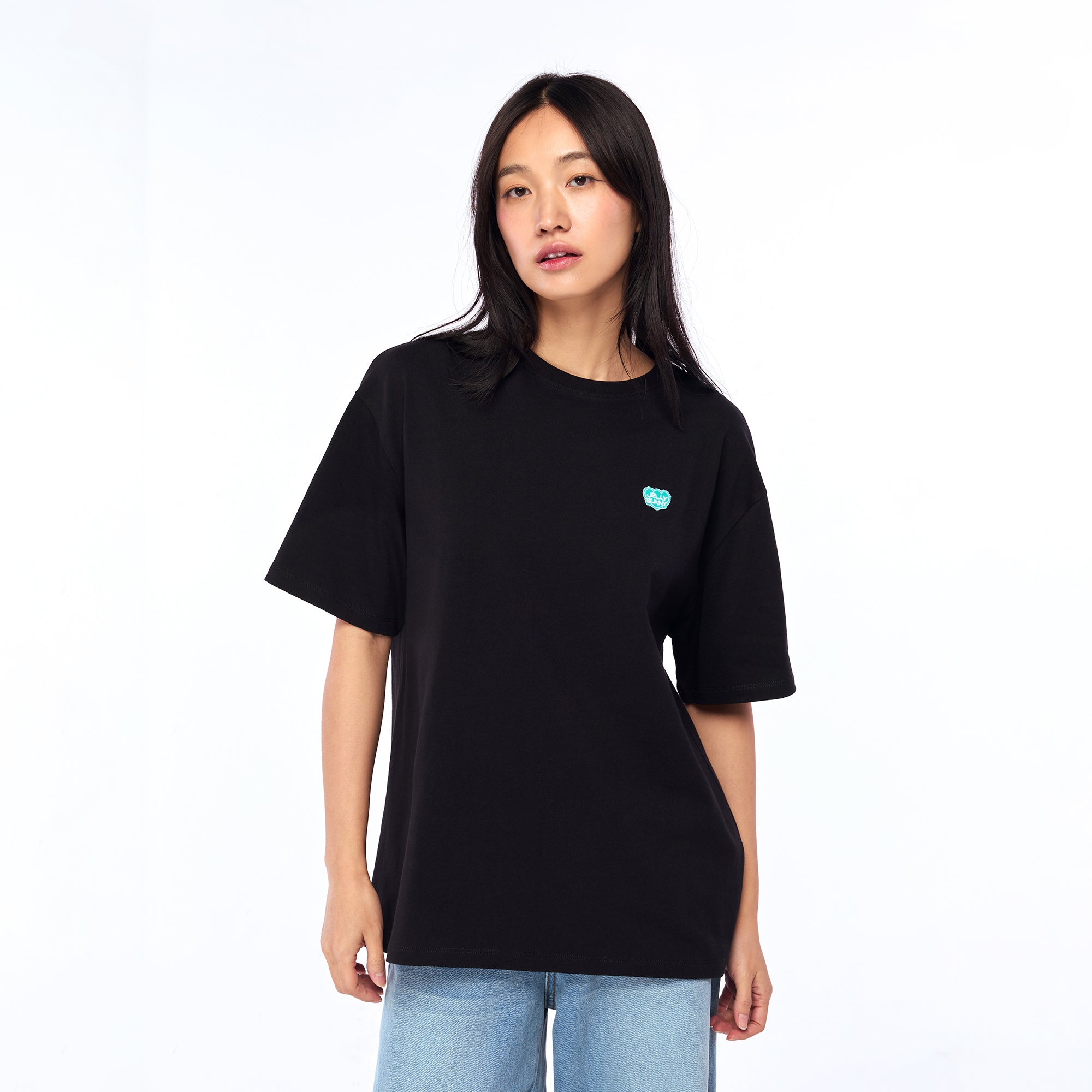 เสื้อยืดแขนสั้นปักแพทช์โลโก้ Black