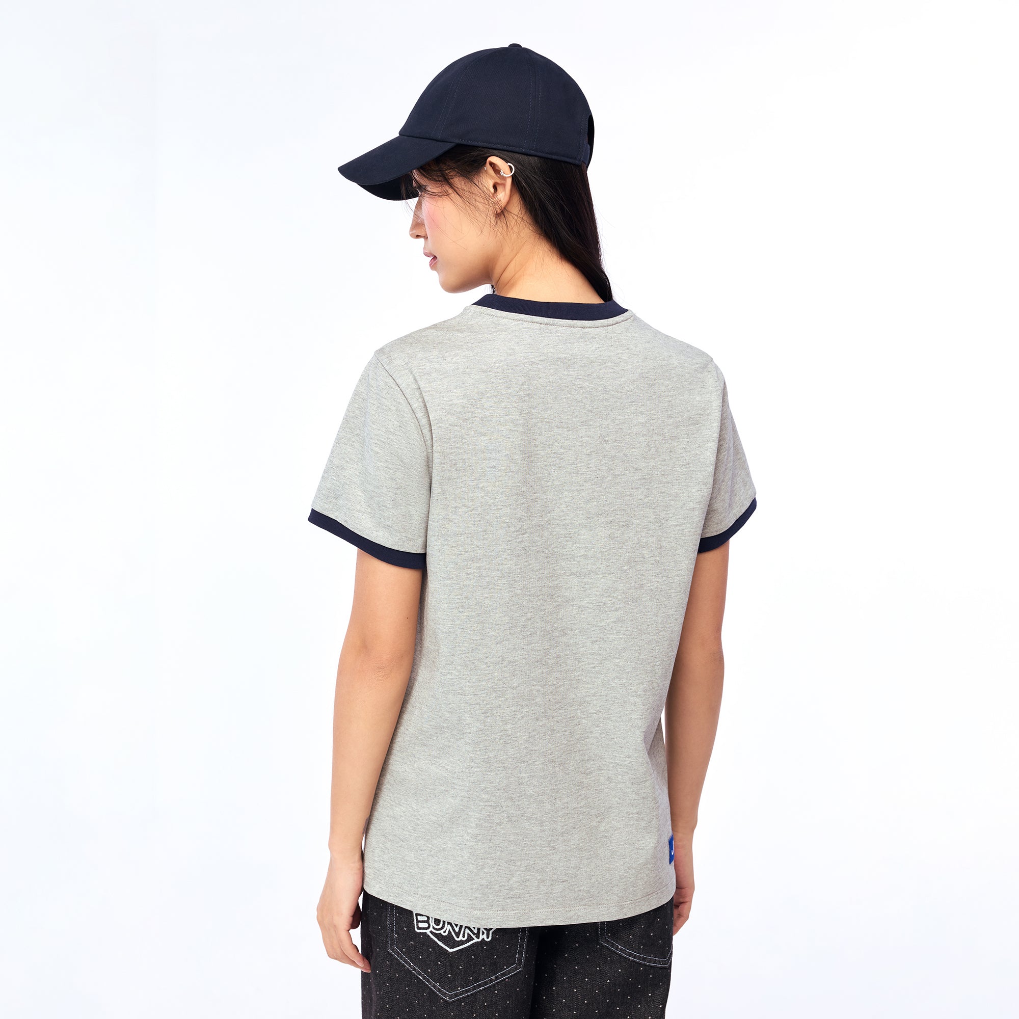 เสื้อยืดแขนสั้นขอบสีคอนทราสต์พิมพ์ลาย Jerme Grey