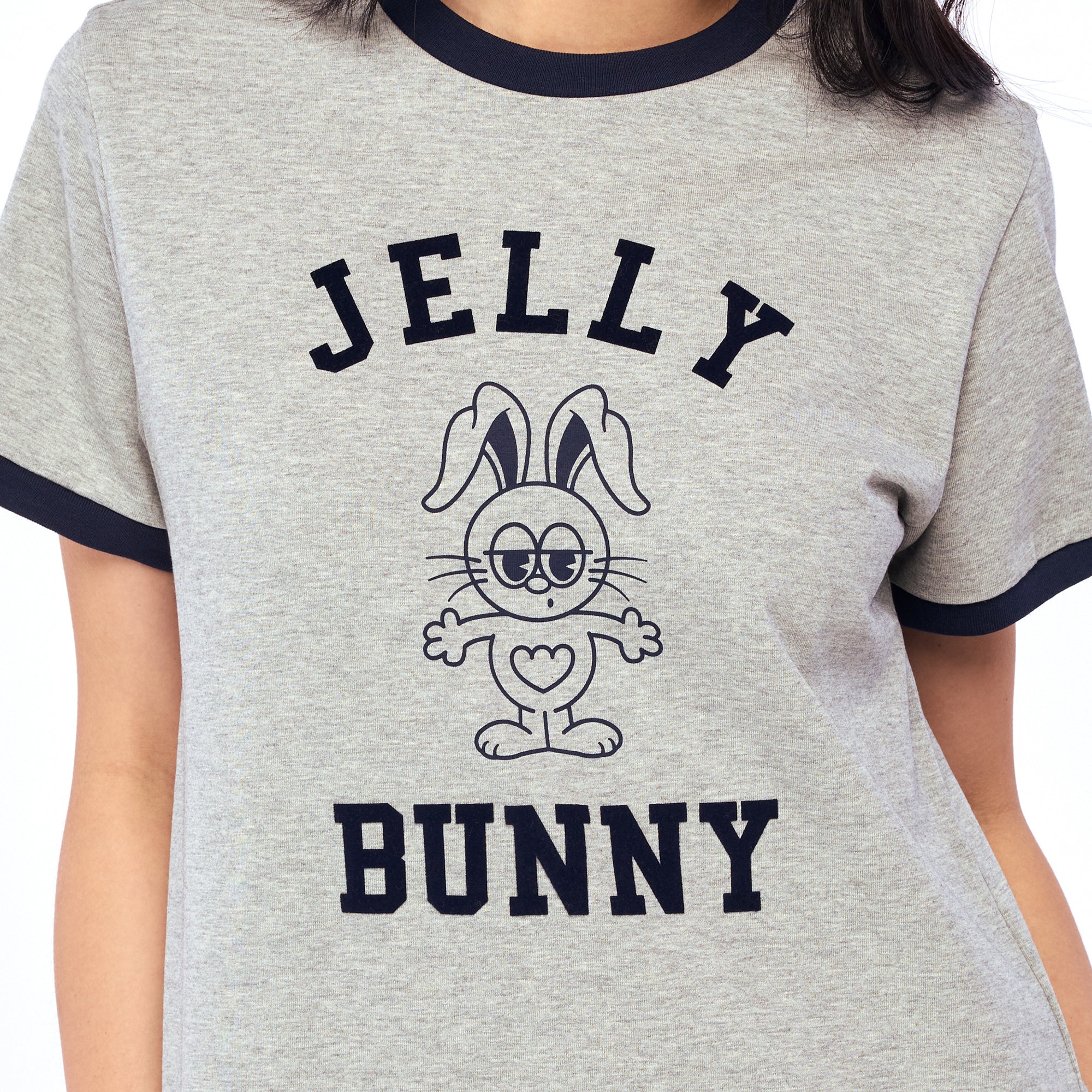 เสื้อยืดแขนสั้นขอบสีคอนทราสต์พิมพ์ลาย Jerme Grey